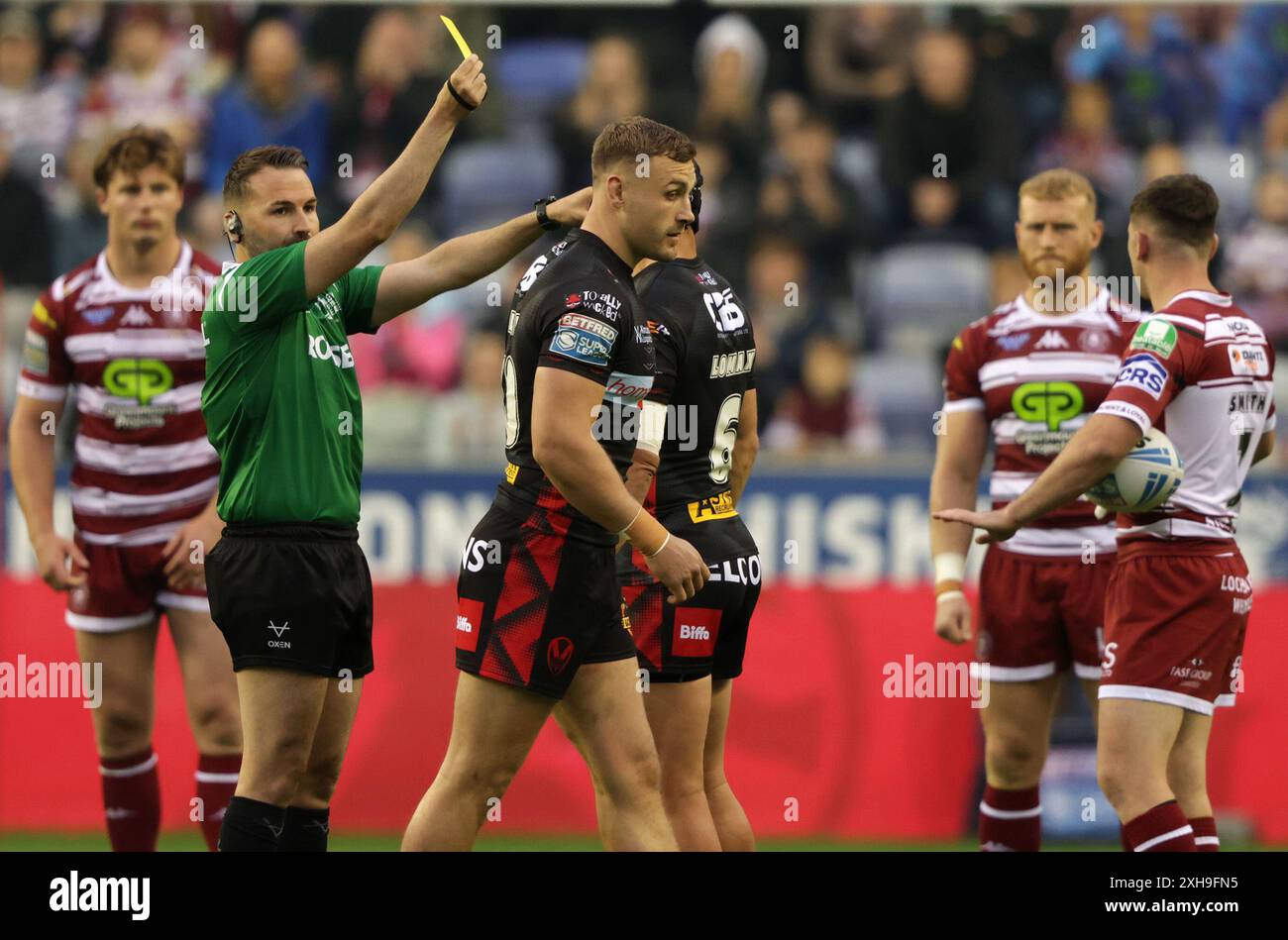 Matty Lees von St. Helens zeigte eine gelbe Karte während des Spiels der Betfred Super League im Brick Community Stadium. Bilddatum: Freitag, 12. Juli 2024. Stockfoto