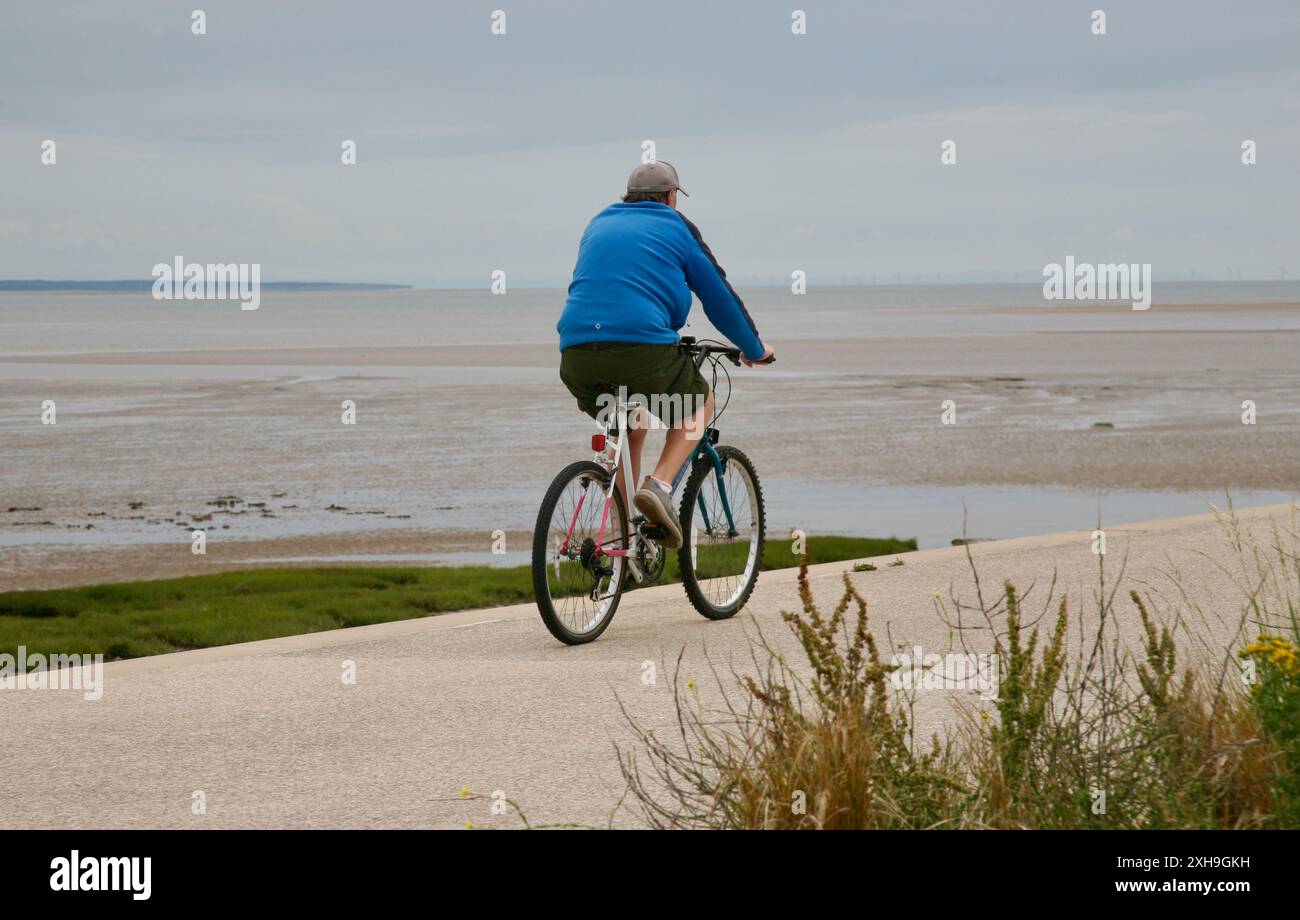 Ein Radfahrer am Meer Stockfoto