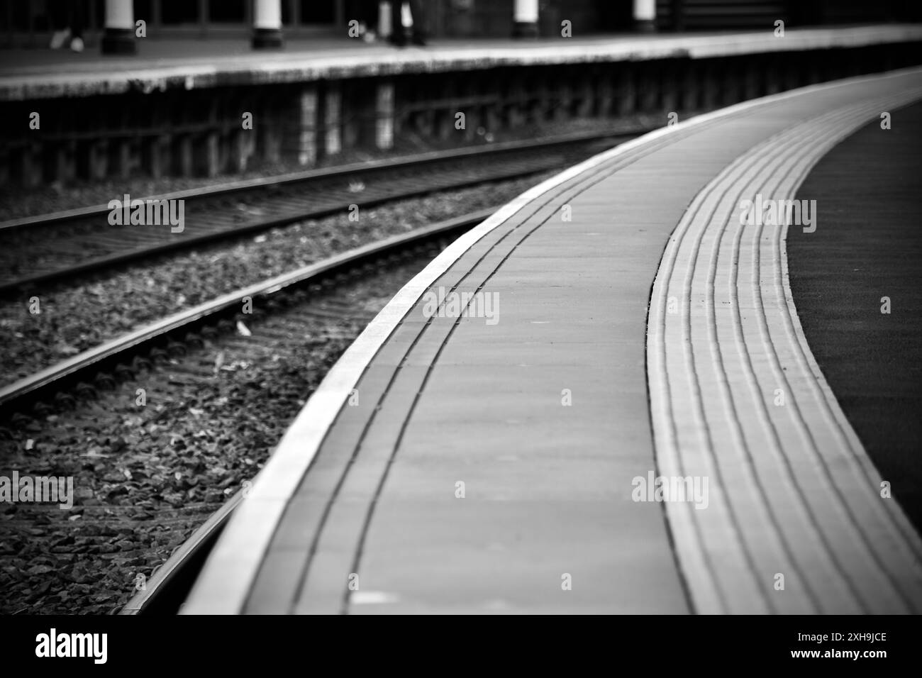 Allgemeines Reisebild mit Bahngleisen und Bahnsteigen an einem britischen Bahnhof. Quelle: James Hind/Alamy. Stockfoto