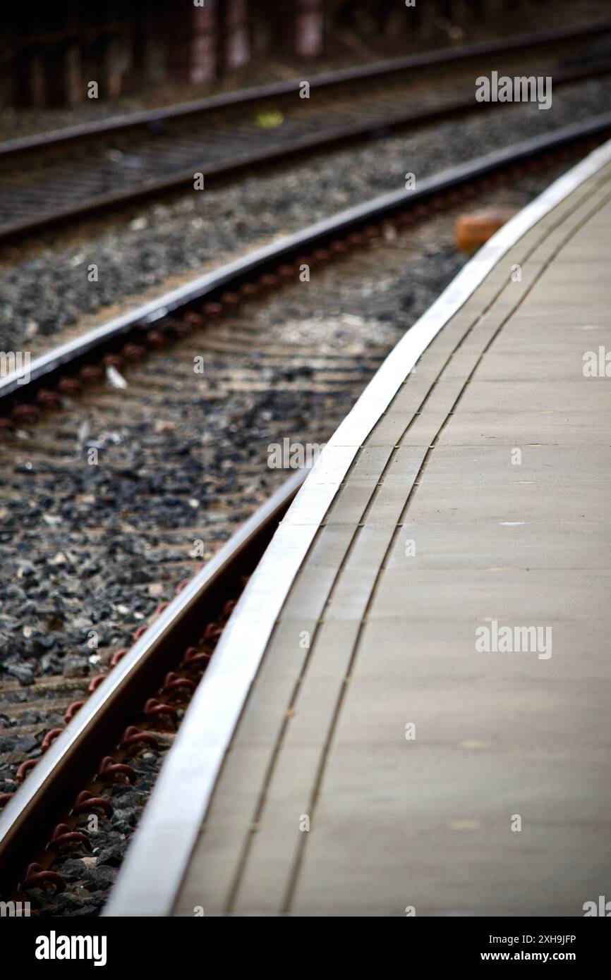 Allgemeines Reisebild mit Bahngleisen und Bahnsteigen an einem britischen Bahnhof. Quelle: James Hind/Alamy. Stockfoto