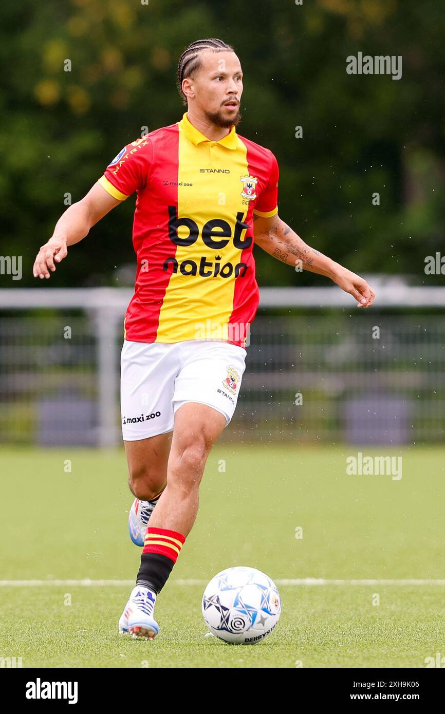 Diepenveen, Niederlande. Juli 2024. DIEPENVEEN, Sportpark de Zunnebargh, 12.07.2024, Saison 2024/2025, Freundschaftsspiel. Während des Spiels Go Ahead Eagles - Royal Union SG (Freundlichkeit), Endergebnis 1:2, GA Eagles Spieler Luca Everink Credit: Pro Shots/Alamy Live News Stockfoto