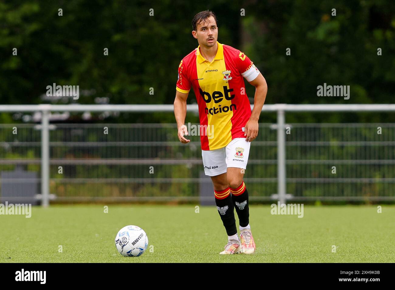 Diepenveen, Niederlande. Juli 2024. DIEPENVEEN, Sportpark de Zunnebargh, 12.07.2024, Saison 2024/2025, Freundschaftsspiel. Während des Spiels Go Ahead Eagles - Royal Union SG (Friendly), Endergebnis 1:2, GA Eagles Spieler Mats Deijl Credit: Pro Shots/Alamy Live News Stockfoto