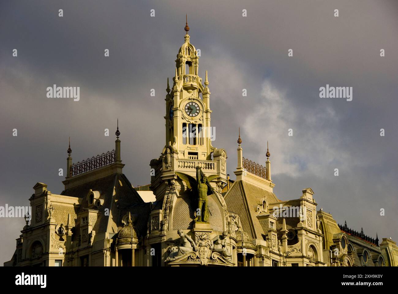 Historisches Gebäude an der Avenida dos Aliados im Stadtzentrum - Porto (Porto), Portugal Stockfoto