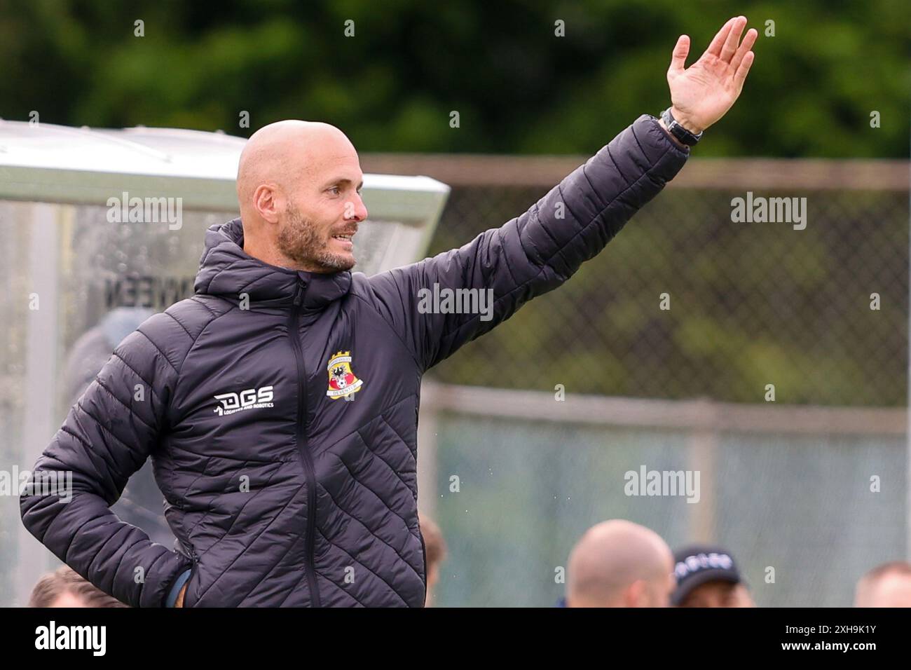 Diepenveen, Niederlande. Juli 2024. DIEPENVEEN, Sportpark de Zunnebargh, 12.07.2024, Saison 2024/2025, Freundschaftsspiel. Während des Spiels Go Ahead Eagles - Royal Union SG (Friendly), Endergebnis 1:2, GA Eagles Trainer Paul Simonis Credit: Pro Shots/Alamy Live News Stockfoto