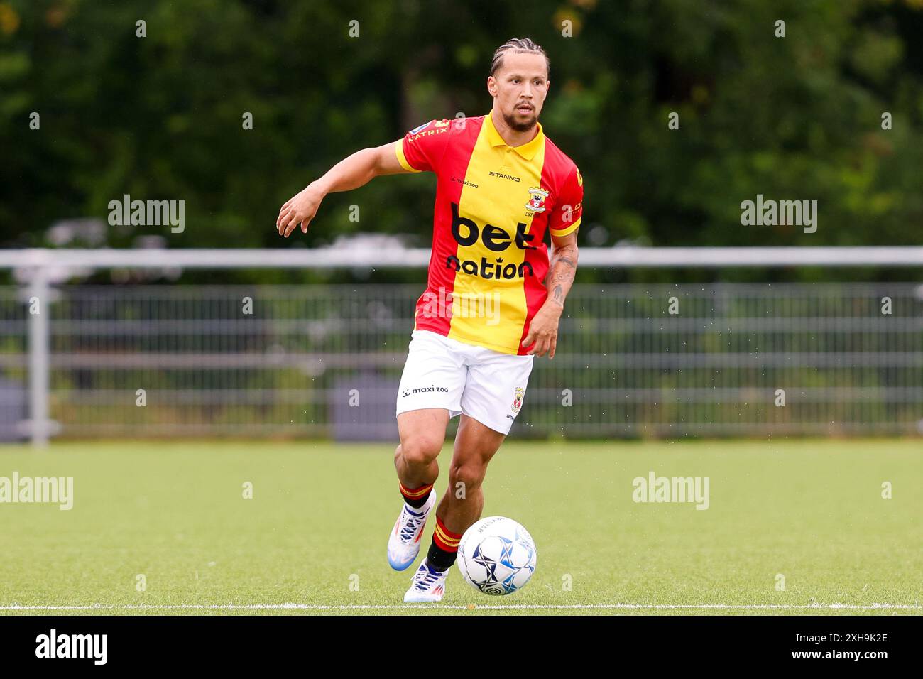 Diepenveen, Niederlande. Juli 2024. DIEPENVEEN, Sportpark de Zunnebargh, 12.07.2024, Saison 2024/2025, Freundschaftsspiel. Während des Spiels Go Ahead Eagles - Royal Union SG (Freundlichkeit), Endergebnis 1:2, GA Eagles Spieler Luca Everink Credit: Pro Shots/Alamy Live News Stockfoto