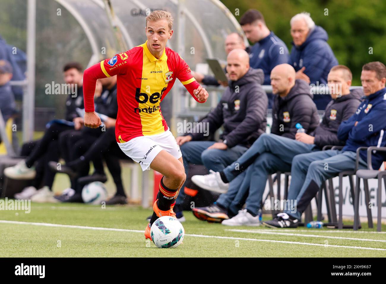 Diepenveen, Niederlande. Juli 2024. DIEPENVEEN, Sportpark de Zunnebargh, 12.07.2024, Saison 2024/2025, Freundschaftsspiel. Während des Spiels Go Ahead Eagles - Royal Union SG (Freundlichkeit), Endergebnis 1:2, GA Eagles Spieler Finn Stokkers Credit: Pro Shots/Alamy Live News Stockfoto