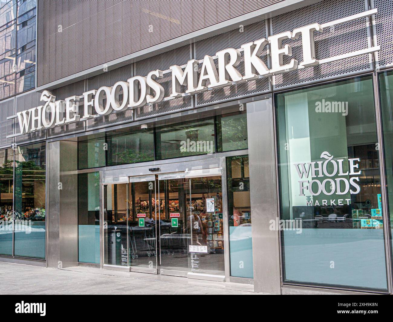 Whole Foods Market, Ladenschild und Gebäudeeingang, Hudson Yards, New York City, New York, USA Stockfoto