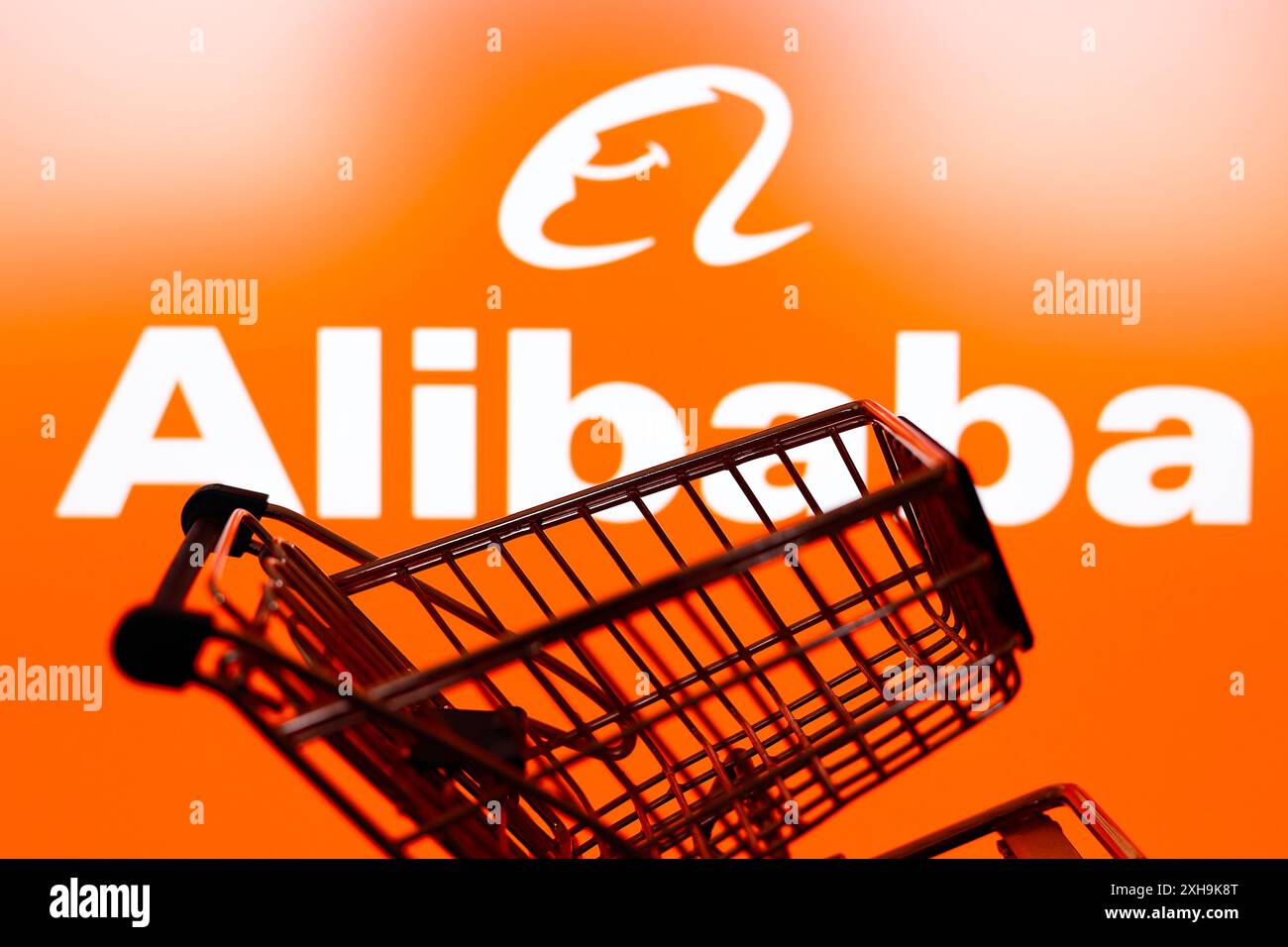 Paraguay. Juli 2024. In dieser Abbildung ist ein Warenkorb vor dem Logo des E-Commerce-Unternehmens Alibaba zu sehen. (Credit Image: © Jaque Silva/SOPA Images via ZUMA Press Wire) NUR REDAKTIONELLE VERWENDUNG! Nicht für kommerzielle ZWECKE! Stockfoto
