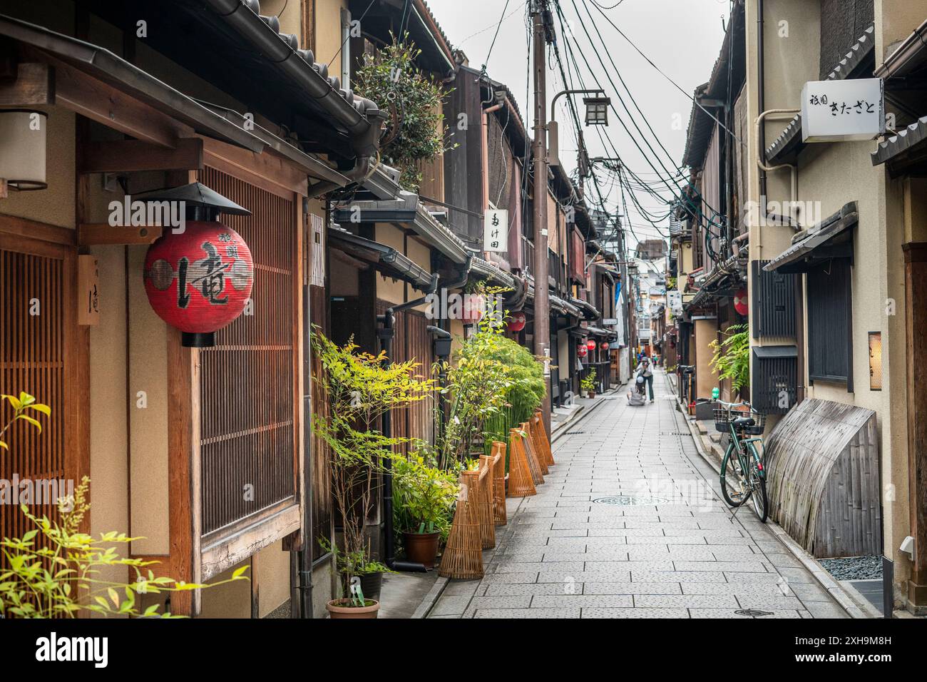 Leere Gasse mit traditionellen Architekturgebäuden in Kyoto Japan Stockfoto