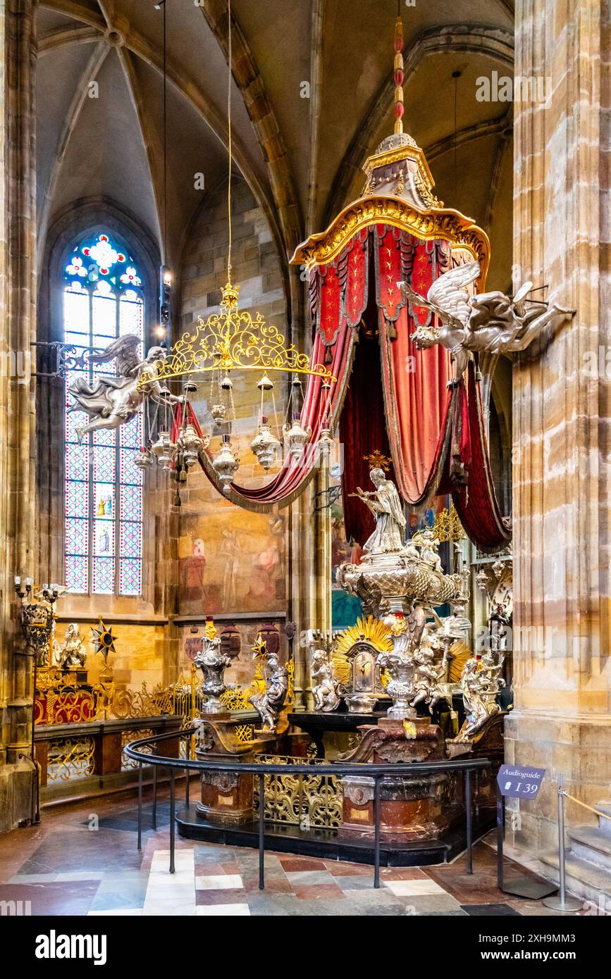 Das kunstvolle Baldachin von St. Das silberne Grab Johannes von Nepomuk mit seinen roten Vorhängen und komplizierten Details befindet sich im großen Inneren der St.-Veit-Kathedrale. Prag, Tschechien Stockfoto