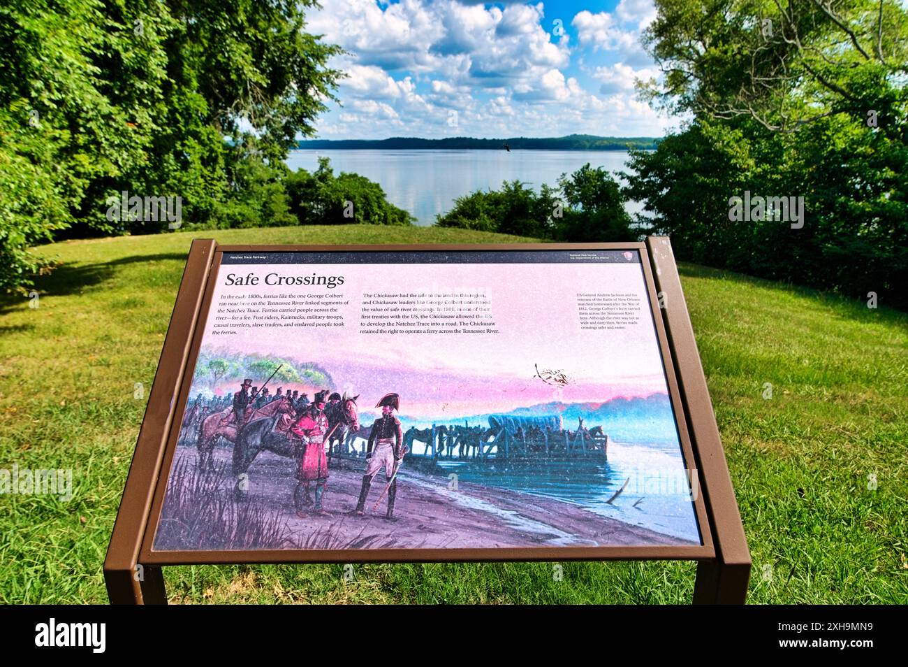 Eine Gedenktafel an die George Colbert Ferry Crossing überblickt die Stelle, an der die Fähre auf dem Tennessee River verkehrte. Es befindet sich entlang der Natchez TR Stockfoto