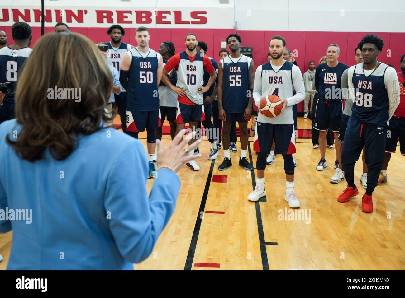 Las Vegas, Usa. Juli 2024. U. S Vice President Kamala Harris, links, hält kurze Bemerkungen während eines Besuchs der US-olympischen Männer-Basketballmannschaft in der Mendenhall Arena auf dem Campus der University of Nevada am 9. Juli 2024 in Las Vegas, Nevada. Quelle: Lawrence Jackson/White House Photo/Alamy Live News Stockfoto