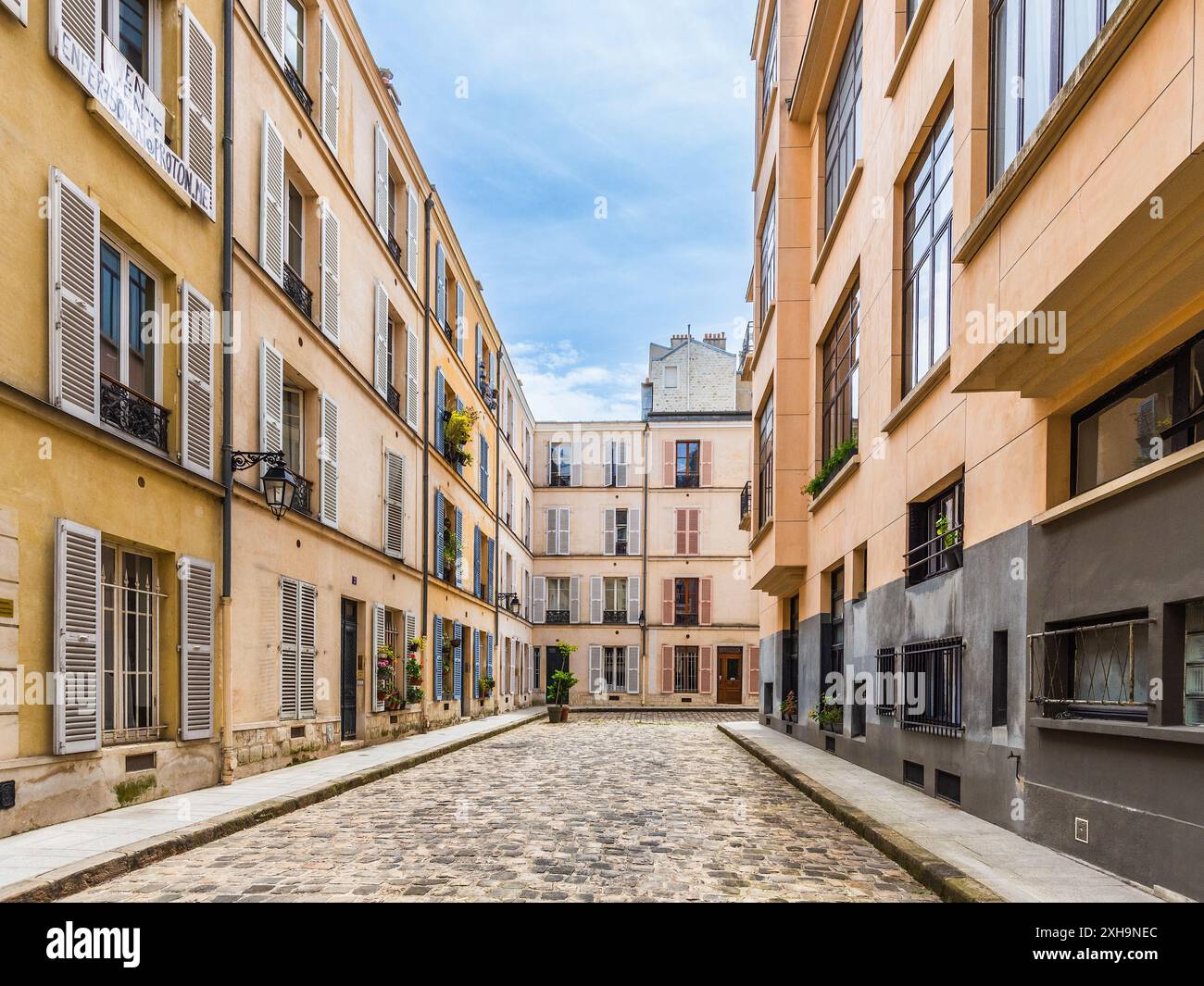 Apartments in der 'Passage d'Enfer' (beleuchtet: Hell's Passage), Paris 75014, Frankreich. Stockfoto