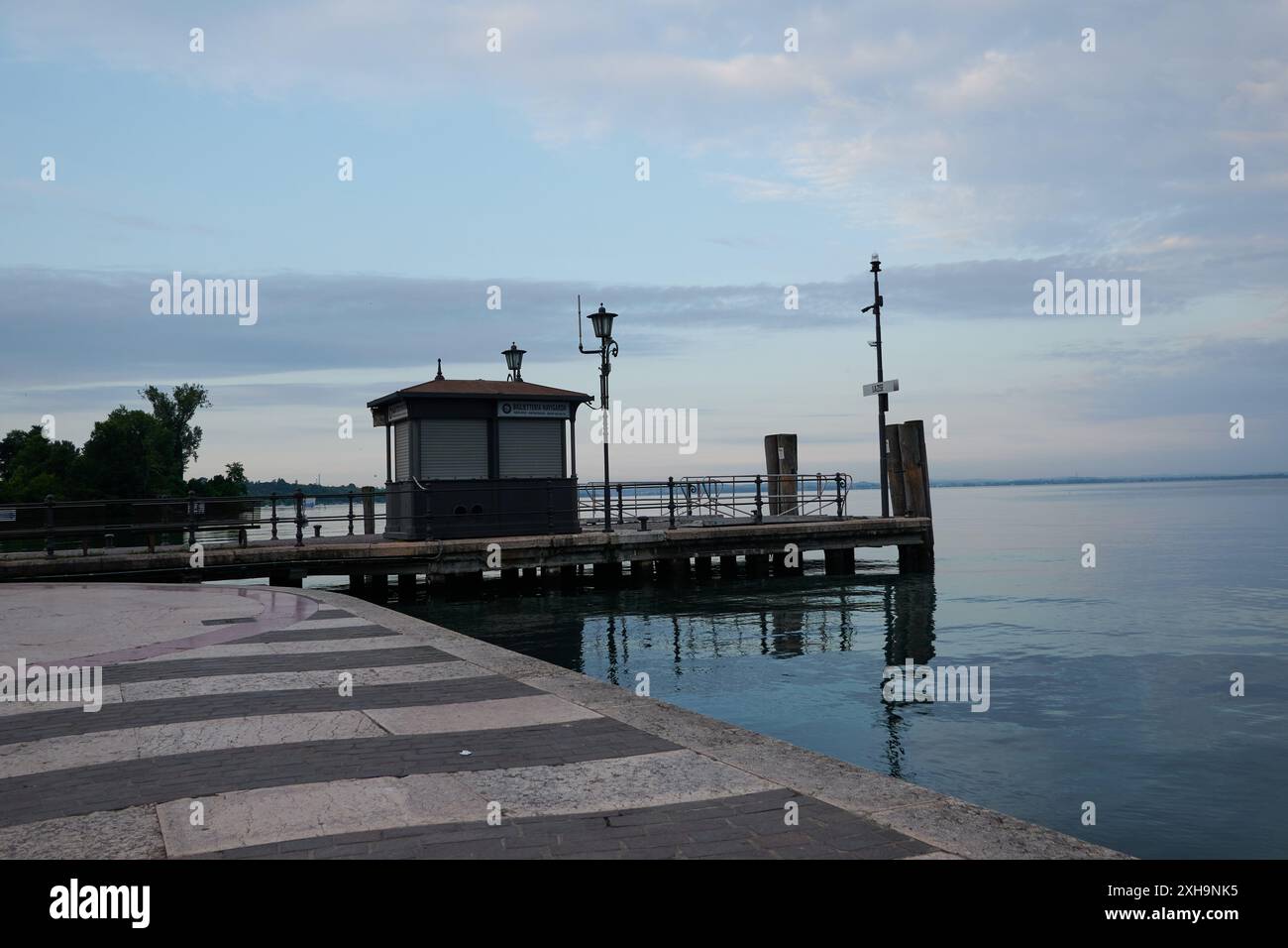 Lazise, Italien - 15. Juni 2024 - magischer Morgen am Gardasee. Leere Promenade in Lazise Stockfoto