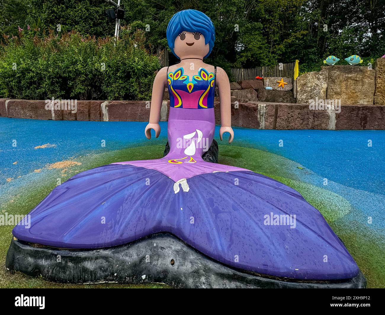 Playmobil FunPark, Zirndorf, Nürnberg, Bayern, Deutschland, Playmobil-Figuren, Meerjungfrau, lila Schwanzflosse, bunte Kleidung, blauer Hintergrund, Freizeitpark, Kinder, Outdoor-Aktivitäten, Familienausflug, Attraktionen, Spielplatz, Abenteuer, Spaß, Natur, Freizeit, Fotomotiv, Wasserwelt. *** Playmobil FunPark, Zirndorf, Nürnberg, Bayern, Deutschland, Playmobil Figuren, Meerjungfrau, lila Schwanzflosse, bunte Kleidung, blauer Hintergrund, Vergnügungspark, Kinder, Outdoor-Aktivitäten, Familienausflug, Attraktionen, Spielplatz, Abenteuer, Spaß, Natur, Freizeit, Fotomotiv, Water World Copyright: xJöranxStei Stockfoto