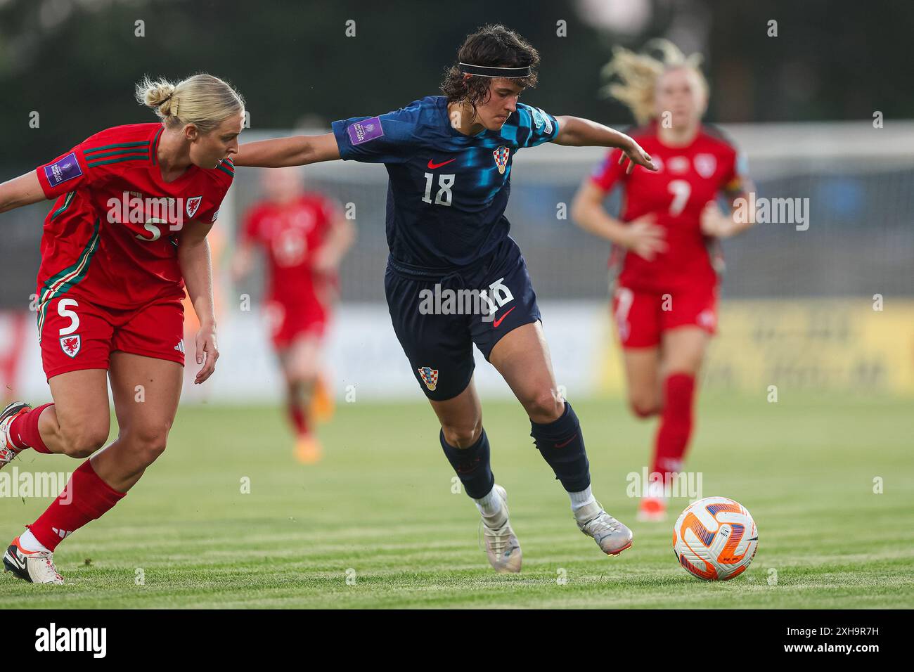 Karlovac, Kroatien. Juli 2024. Rhiannon Roberts von Wales und Petra Mikulica von Kroatien während der Qualifikation für die Frauen-Europameisterschaft 2025, Spiel zwischen Kroatien und Wales im Branko Cavlovic-Cavlek-Stadion in Karlovac, Kroatien, am 12. Juli 2024. Foto: Luka Stanzl/PIXSELL Credit: Pixsell/Alamy Live News Stockfoto