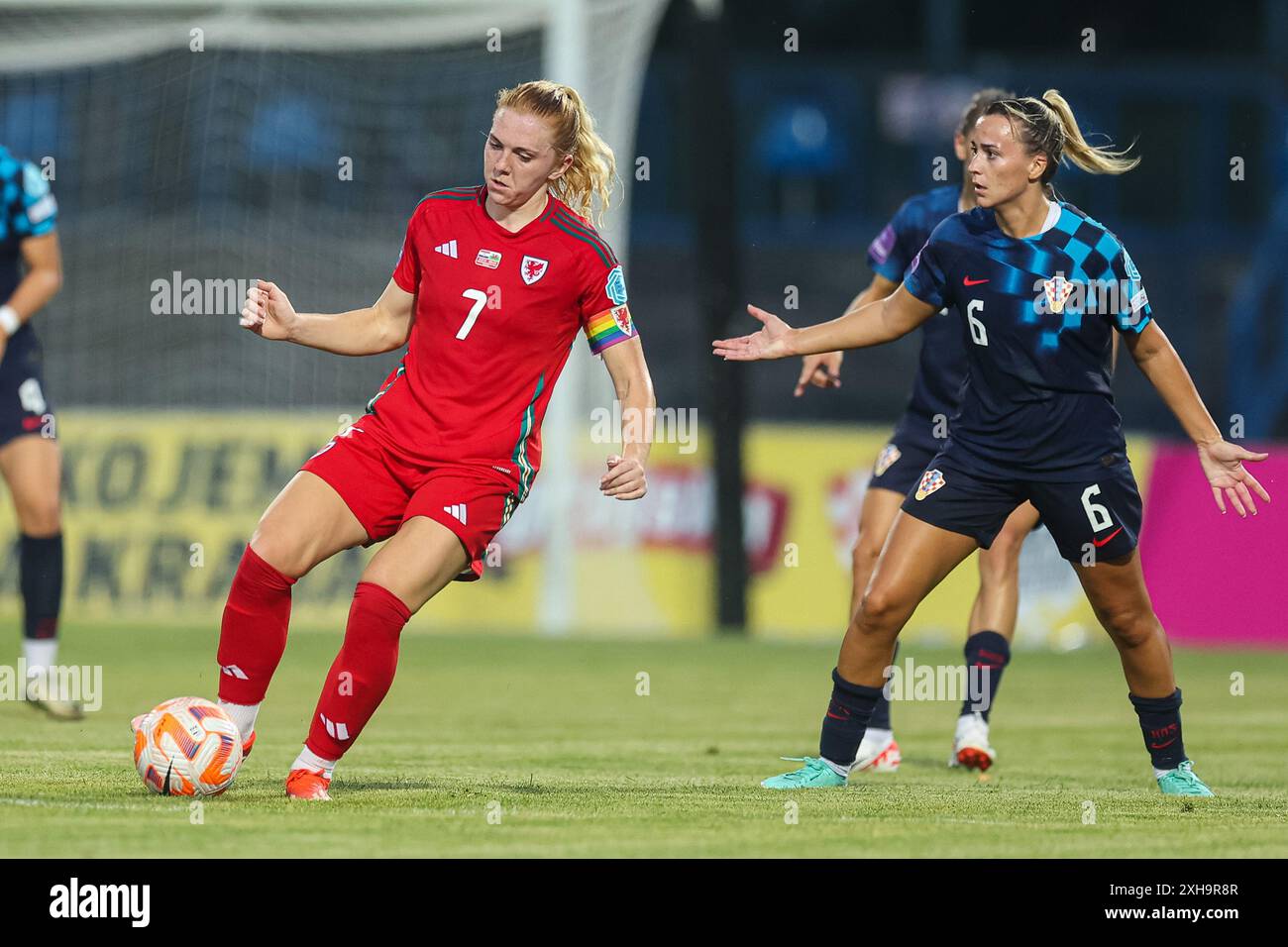 Karlovac, Kroatien. Juli 2024. Ceri Holland von Wales und Tea Krznaric von Kroatien während der Qualifikation für die Frauen-Europameisterschaft 2025, Spiel zwischen Kroatien und Wales im Branko Cavlovic-Cavlek-Stadion in Karlovac, Kroatien, am 12. Juli 2024. Foto: Luka Stanzl/PIXSELL Credit: Pixsell/Alamy Live News Stockfoto