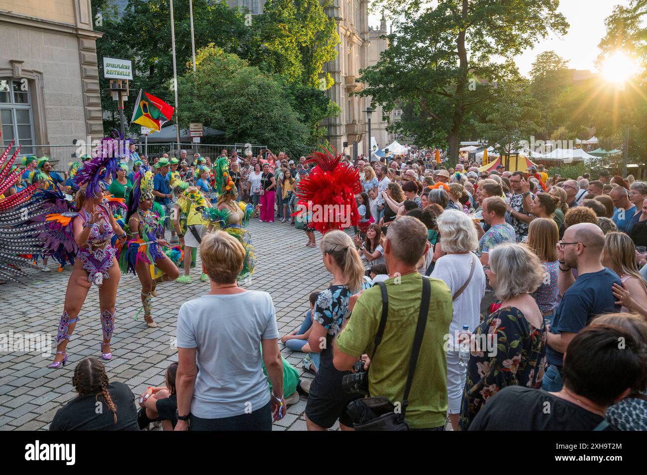 Coburg, Deutschland. Juli 2024. Eine Samba-Gruppe tanzt und trommelt vor dem Publikum. Das Samba Festival verwandelt die Altstadt von Coburg für drei Tage in ein „fränkisches Rio“. Quelle: Daniel Vogl/dpa/Alamy Live News Stockfoto