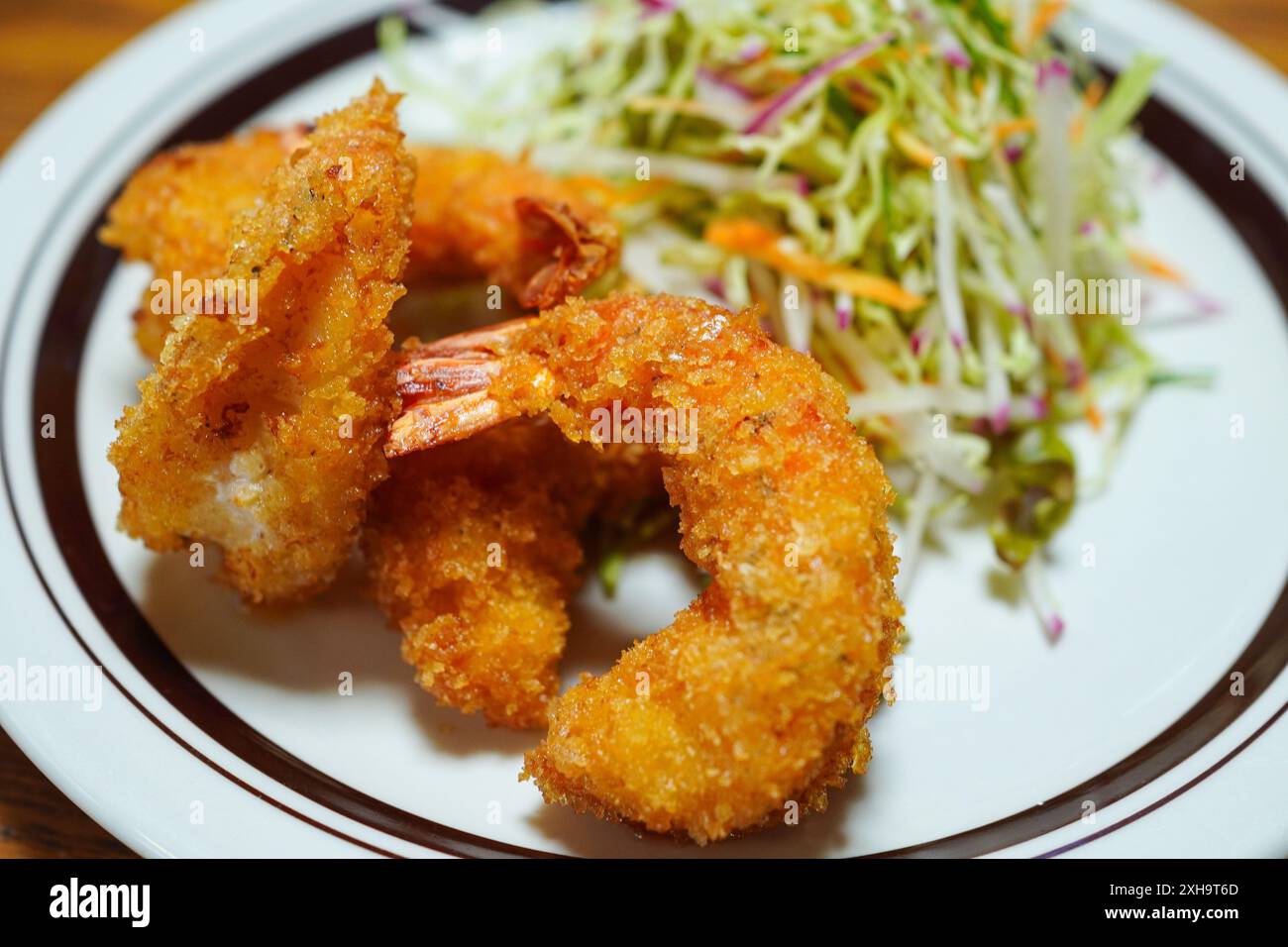 EBI Fry (japanisch gebratene Garnelen), Ein beliebtes japanisches „westliches“ Gericht, paniert und frittiert, serviert mit Tonkatsu- oder Tatarsauce Stockfoto