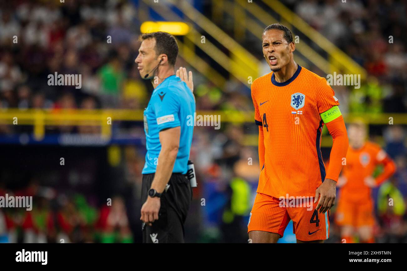 Dortmund, Deutschland. Juli 2024. Schiedsrichter Felix Zwayer (DE) Virgil van Dijk (NED) Niederlande - England Niederlande - England 10.07.2024 Copyright Stockfoto