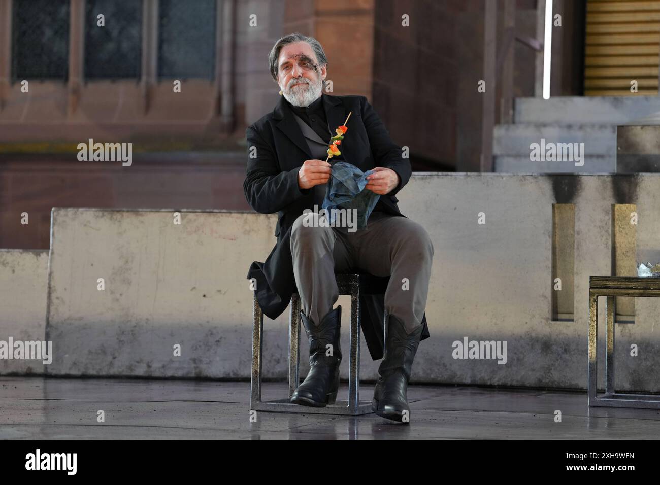 Nibelungen-Festspiele vor dem Kaiserdom Worms. Thomas Loibl als Hagen von Tronje bei der Medienprobe - der Diplomat Nibelungen-Festspiele am 11.07.2024 vor dem Kaiserdom Worms. Würmer Kaiserdom Rheinland-Pfalz *** Nibelungen Festival vor dem Kaiserdom Worms Thomas Loibl als Hagen von Tronje bei der Medienprobe Diplomat Nibelungen Festival am 11. 07 2024 vor dem Kaiserdom Worms Worms Kaiserdom Rheinland-Pfalz Stockfoto