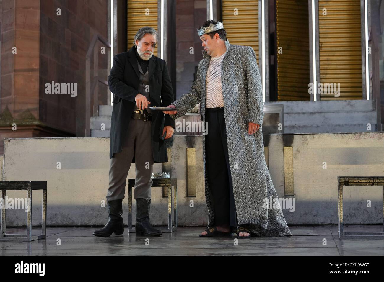 Nibelungen-Festspiele vor dem Kaiserdom Worms. Thomas Loibl als Hagen von Tronje & Marcel Heuperman als Gunther bei der Medienprobe - der Diplomat Nibelungen-Festspiele am 11.07.2024 vor dem Kaiserdom Worms. Würmer Kaiserdom Rheinland-Pfalz *** Nibelungen Festival vor dem Kaiserdom Worms Thomas Loibl als Hagen von Tronje Marcel Heuperman als Gunther bei der Medienprobe das Diplomat Nibelungen Festival am 11. 07 2024 vor dem Kaiserdom Worms Worms Kaiserdom Rheinland Pfalz Stockfoto