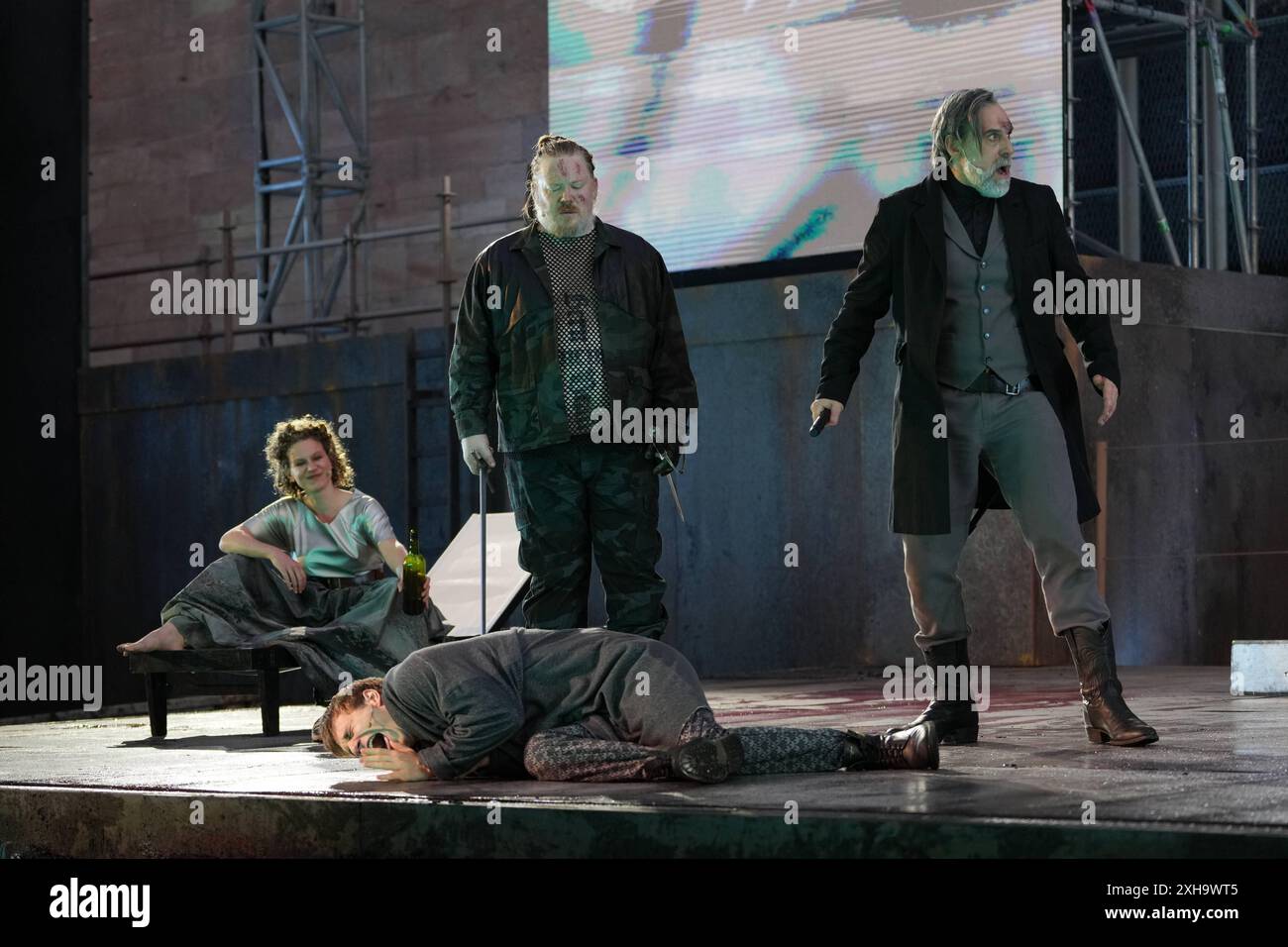 Nibelungen-Festspiele vor dem Kaiserdom Worms. Anton Dreger als Gernot, Christoph Franken als Hildebrand & Thomas Loibl als Hagen von Tronje bei der Medienprobe - der Diplomat Nibelungen-Festspiele am 11.07.2024 vor dem Kaiserdom Worms. Würmer Kaiserdom Rheinland-Pfalz *** Nibelungen Festival vor dem Kaiserdom Worms Anton Dreger als Gernot, Christoph Franken als Hildebrand Thomas Loibl als Hagen von Tronje bei der Medienprobe das Diplomat Nibelungen Festival am 11. 07 2024 vor dem Kaiserdom Worms Worms Kaiserdom Rheinland-Pfalz Stockfoto