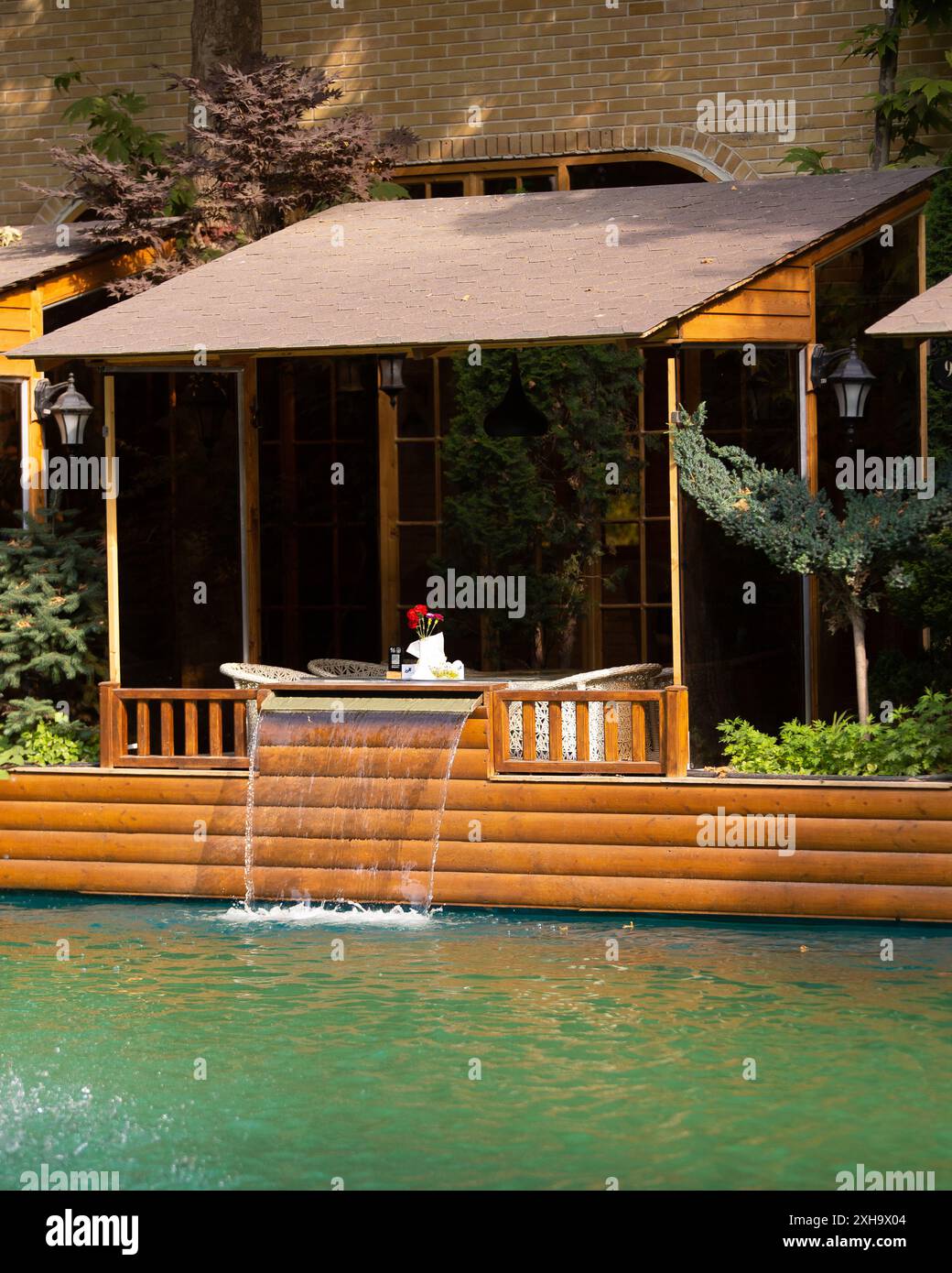 Privater Speisesaal mit Wasserfall, perfekt für ein romantisches Essen in Teheran Stockfoto