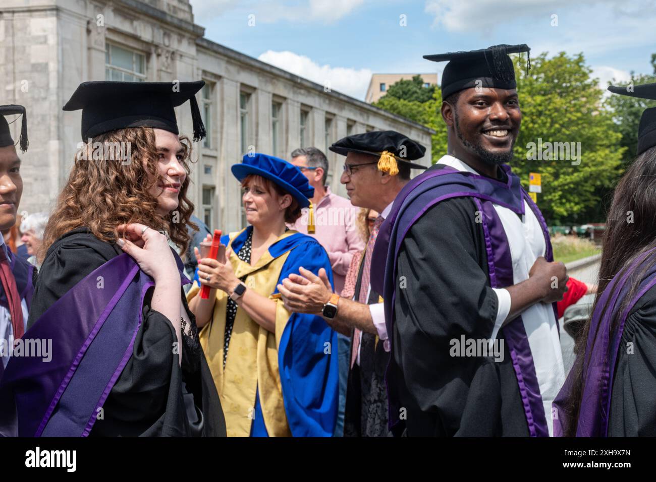 Abschluss der Solent University in Guildhall in Southampton am 11. Juli 2024 in Hampshire, England, Großbritannien. Absolventen applaudierten von akademischen Mitarbeitern Stockfoto