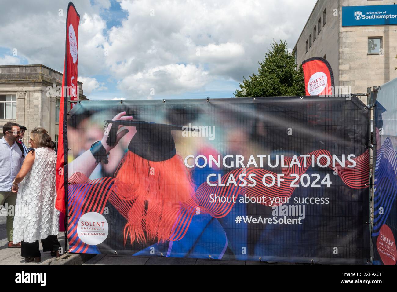 Abschluss der Solent University in Guildhall in Southampton am 11. Juli 2024 in Hampshire, England, Großbritannien Stockfoto