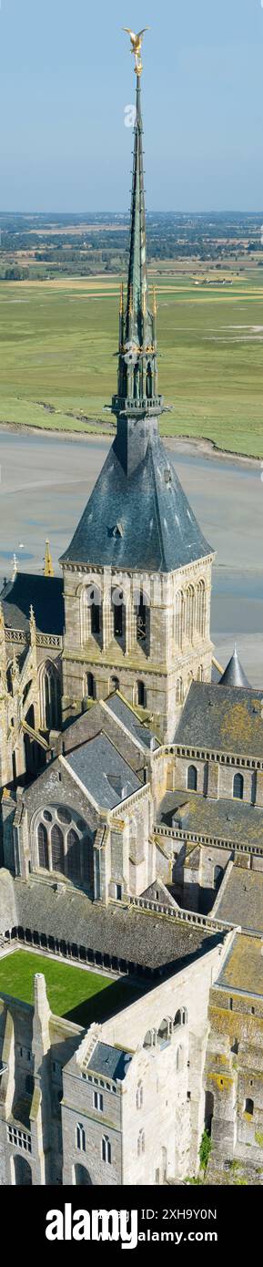 Luftaufnahme der Abtei Mont Saint Michel, Normandie. Frankreich. Insel. Architektonische Details, Turm und Statue des Heiligen Michel Stockfoto