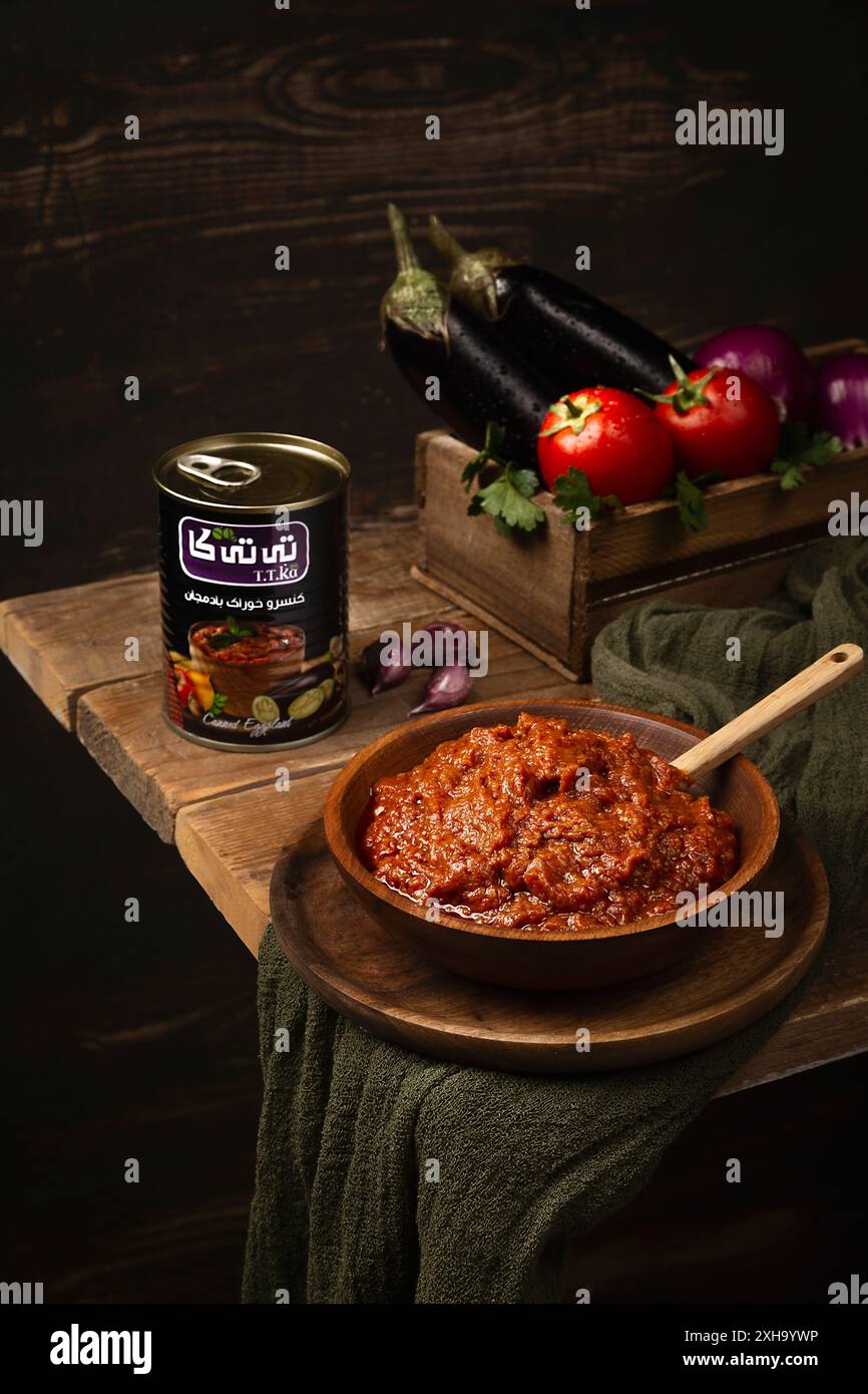 Traditioneller iranischer Auberginen-Eintopf in einer Holzschale mit frischen Zutaten Stockfoto