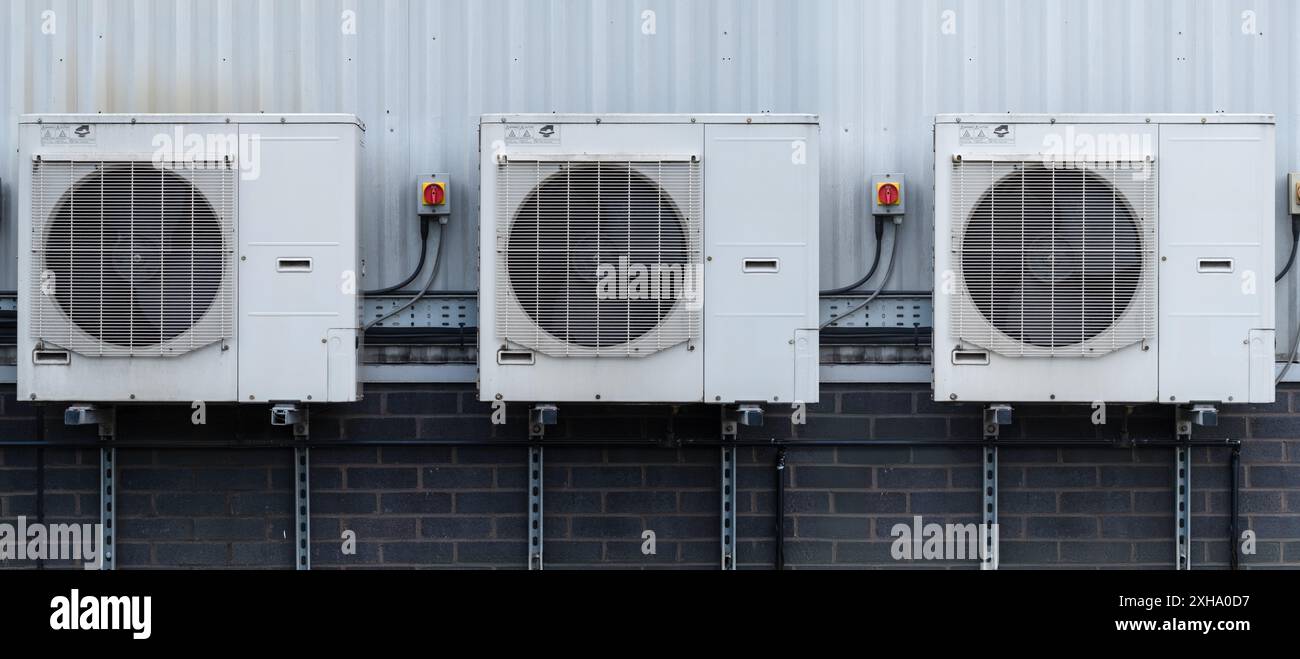 Mehrere Klimaanlagen an der Wand Eines Geschäftsgebäudes Stockfoto