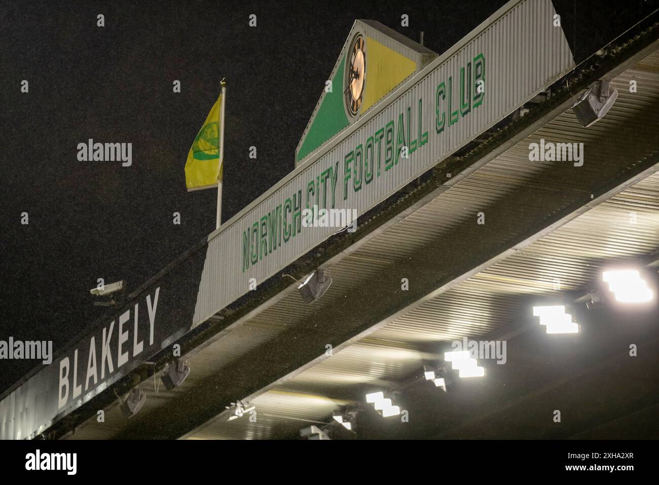 Ein allgemeiner Überblick über den neuen Sponsor des Norwich City Football Clubs, Blakely Clothing, wurde am Freitag, den 12. Juli 2024, während des Gruppenspiels der UEFA-Frauen-Europameisterschaft in der Gruppe 3 zwischen England und der Republik Irland in der Carrow Road, Norwich, gesehen. (Foto: David Watts | MI News) Credit: MI News & Sport /Alamy Live News Stockfoto