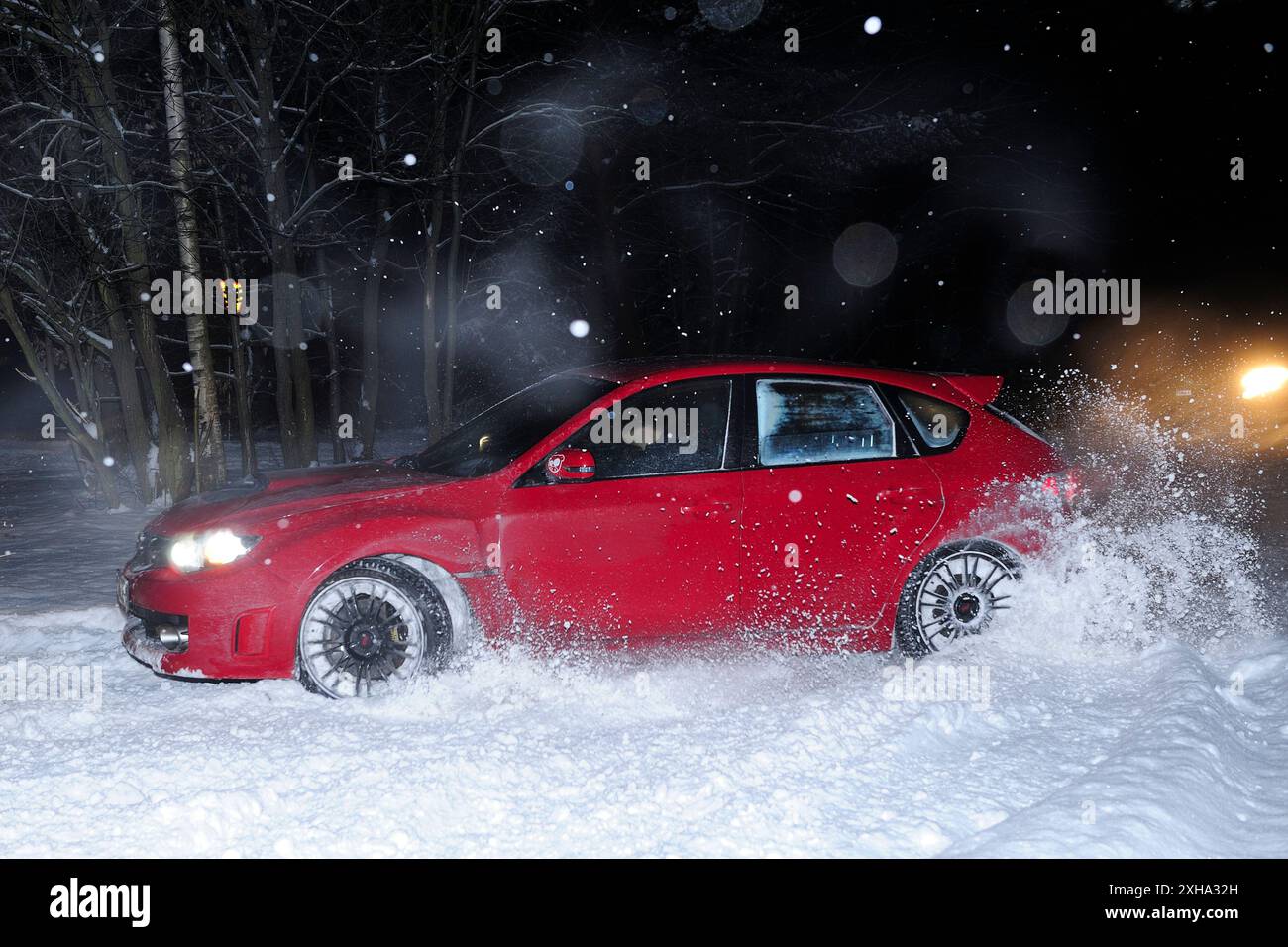 Winterrennen bei Nacht, Transport, Ausflug, Schnee, rutschig, Auto fahren im Winter, Subaru treiben, gefährliche Manöver, kontrolliertes Schleudern Stockfoto