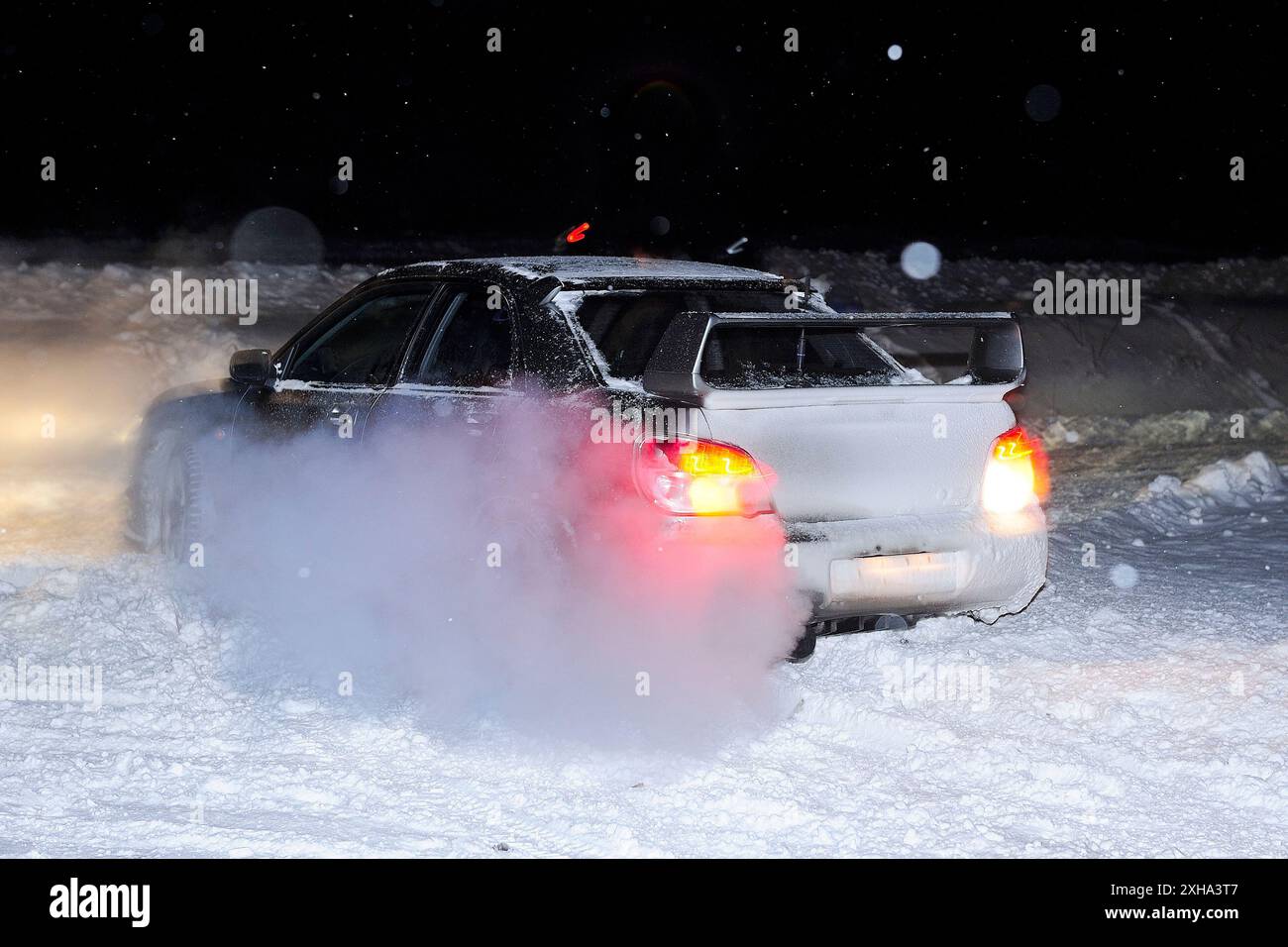 Winterrennen bei Nacht, Transport, Ausflug, Schnee, rutschig, Auto fahren im Winter, Subaru STI Winter, gefährliche Manöver, kontrolliertes Schleudern Stockfoto