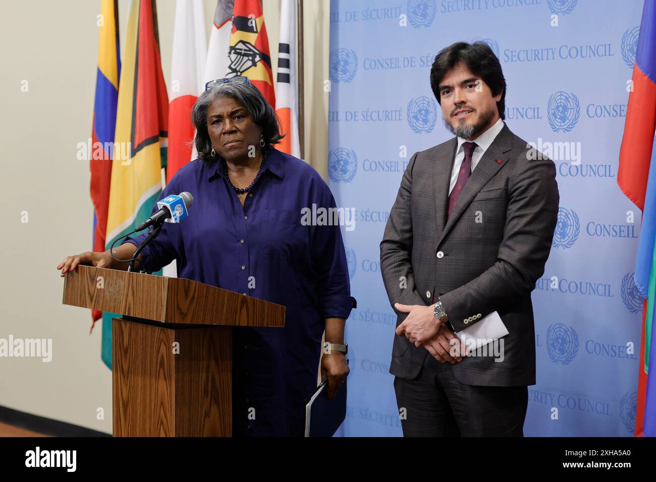 Vereinte Nationen, New York, USA, 12. Juli 2024 - Pressekonferenz von US-Botschafterin Linda Thomas-Greenfield zusammen mit Botschafter Jose Javier de la Gasca Lopez Dominguez, der Ständige Vertreter Ecuadors bei den Vereinten Nationen im Sicherheitsrat hat heute im Hauptquartier der Vereinten Nationen in New York City einstimmig die Resolution 2743 angenommen. Foto: Luiz Rampelotto/EuropaNewswire nur redaktionelle Verwendung. Nicht für kommerzielle ZWECKE! Stockfoto