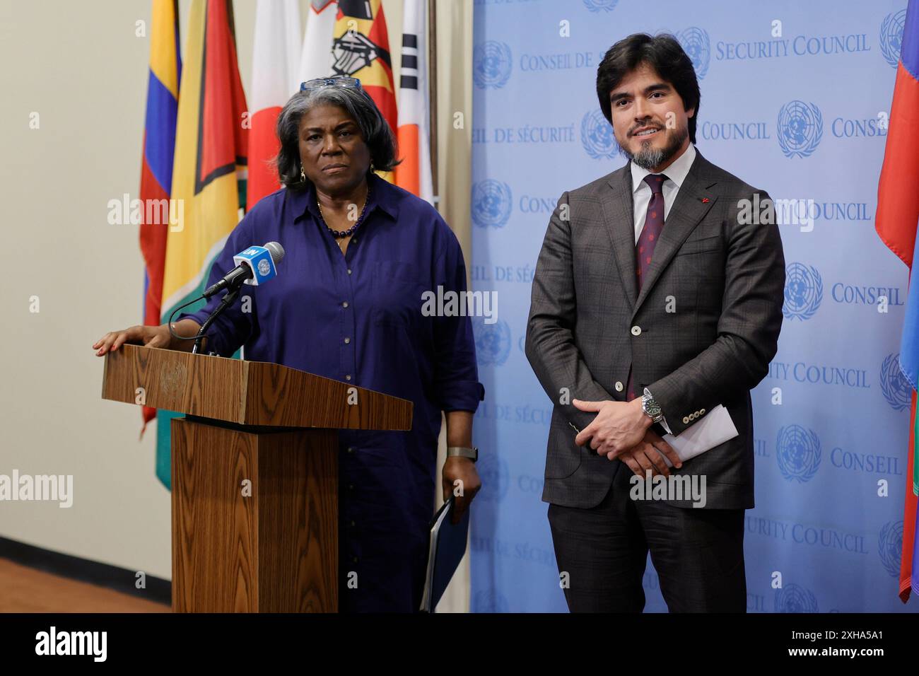 Vereinte Nationen, New York, USA, 12. Juli 2024 - Pressekonferenz von US-Botschafterin Linda Thomas-Greenfield zusammen mit Botschafter Jose Javier de la Gasca Lopez Dominguez, der Ständige Vertreter Ecuadors bei den Vereinten Nationen im Sicherheitsrat hat heute im Hauptquartier der Vereinten Nationen in New York City einstimmig die Resolution 2743 angenommen. Foto: Luiz Rampelotto/EuropaNewswire nur redaktionelle Verwendung. Nicht für kommerzielle ZWECKE! Stockfoto