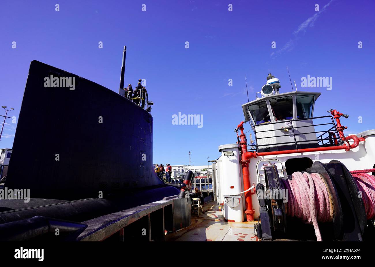 Das U-Boot der Virginia-Klasse USS Minnesota (SSN 783) wird vom Schlepper ASD Neil Abercrombie von der Pier-Seite gezogen, um die Seetests in Pearl Harbor, Hawaii, am 20. Juni 2024 zu beginnen. Minnesota hat vor fast 25 Monaten eine erweiterte Docking Selected Restricted Availability (EDSRA) in Pearl Harbor Naval Shipyard and Intermediate Maintenance Facility (PHNSY & IMF) betreten. Während der Instandhaltungszeit führten die Werft und die Besatzung Tankstrahlungen und -Beschichtungen durch, die Erhaltung des Rumpfes, die Reparatur von Antriebs- und Schiffssystemen, Modernisierungsmaßnahmen und Verbesserungen an mechanischen und elektrischen Anlagen durch. Folgen Stockfoto