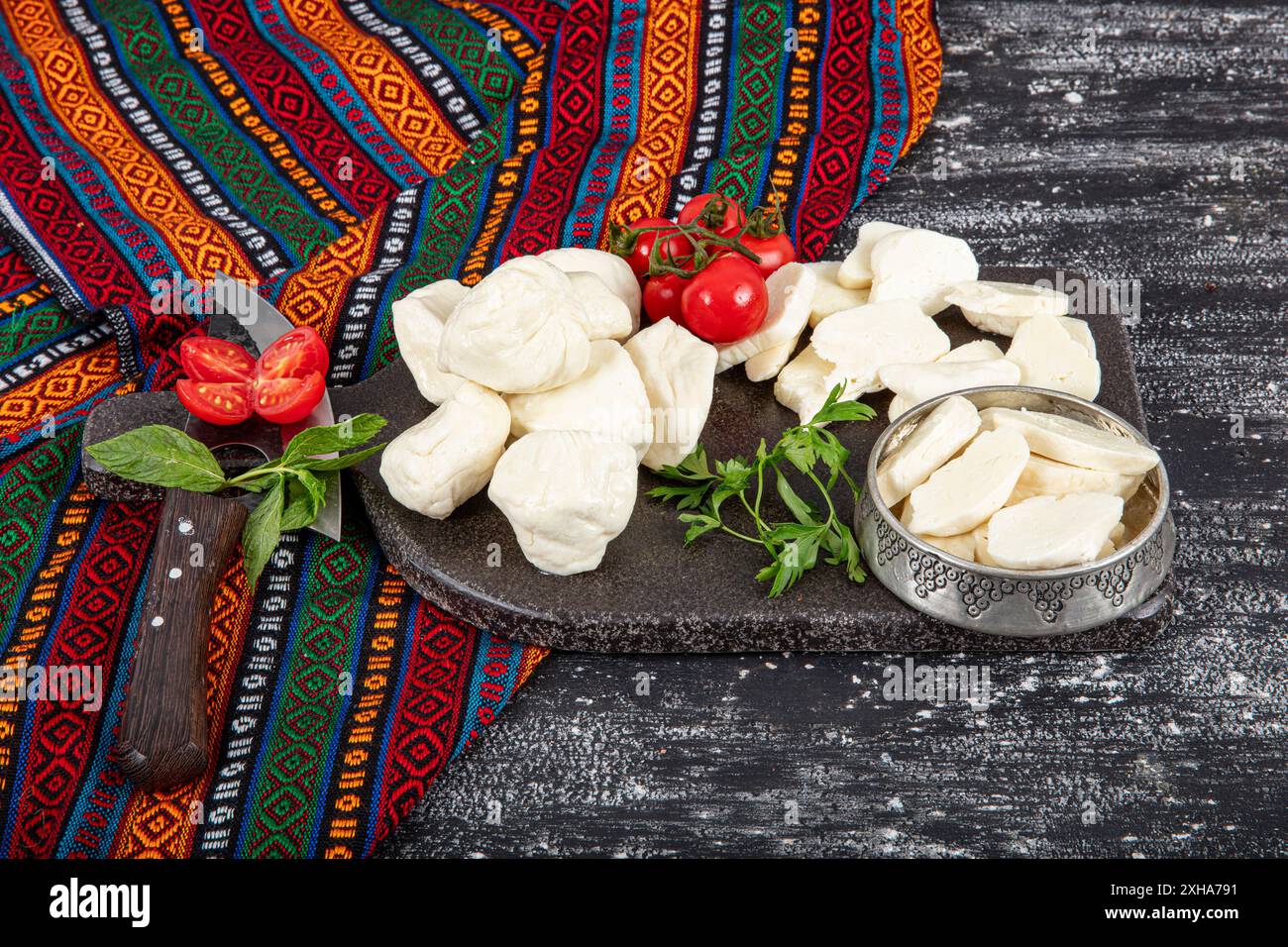 Mischkäse aus Ziegen- und Schafmilch. Mix Cheese Texture Food Collage. Verschiedene Käsesorten, Mischung, Sortiment. Stockfoto