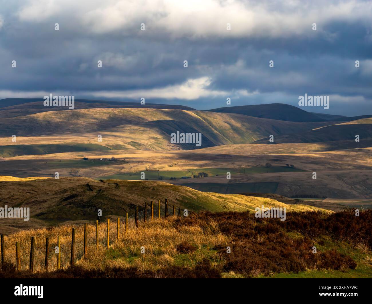 Moody Himmel über cumbrian Fjells. Stockfoto