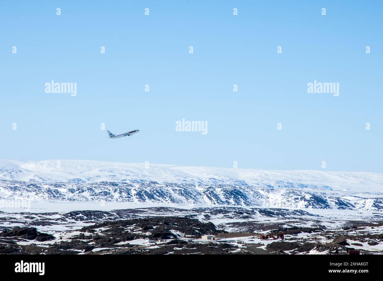 Frachtflugzeug startet über der Frobisher Bay in Iqaluit, Nunavut, Kanada Stockfoto