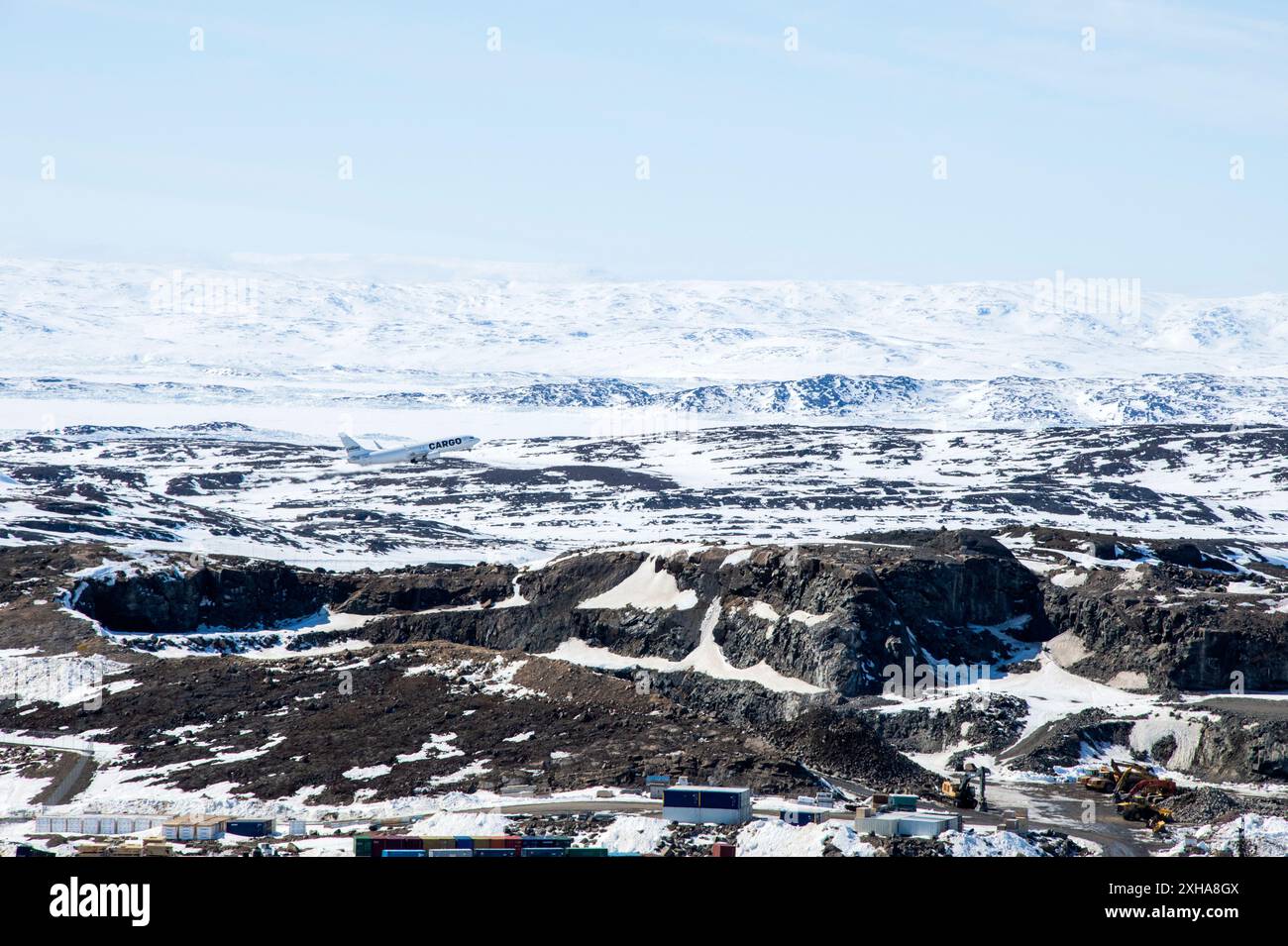 Frachtflugzeug startet über der Frobisher Bay in Iqaluit, Nunavut, Kanada Stockfoto