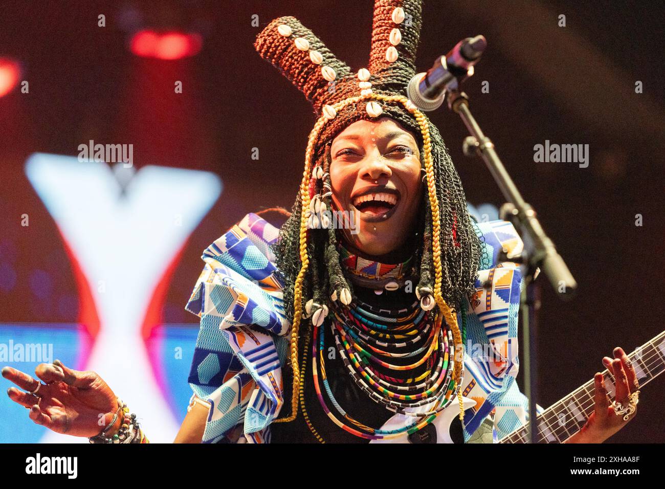 London, Großbritannien. Freitag, den 12. Juli. Fatoumata Diawara tritt bei der Summer Series im Somerset House auf. Quelle: Katie Collins/EMPICS/Alamy Live News Stockfoto