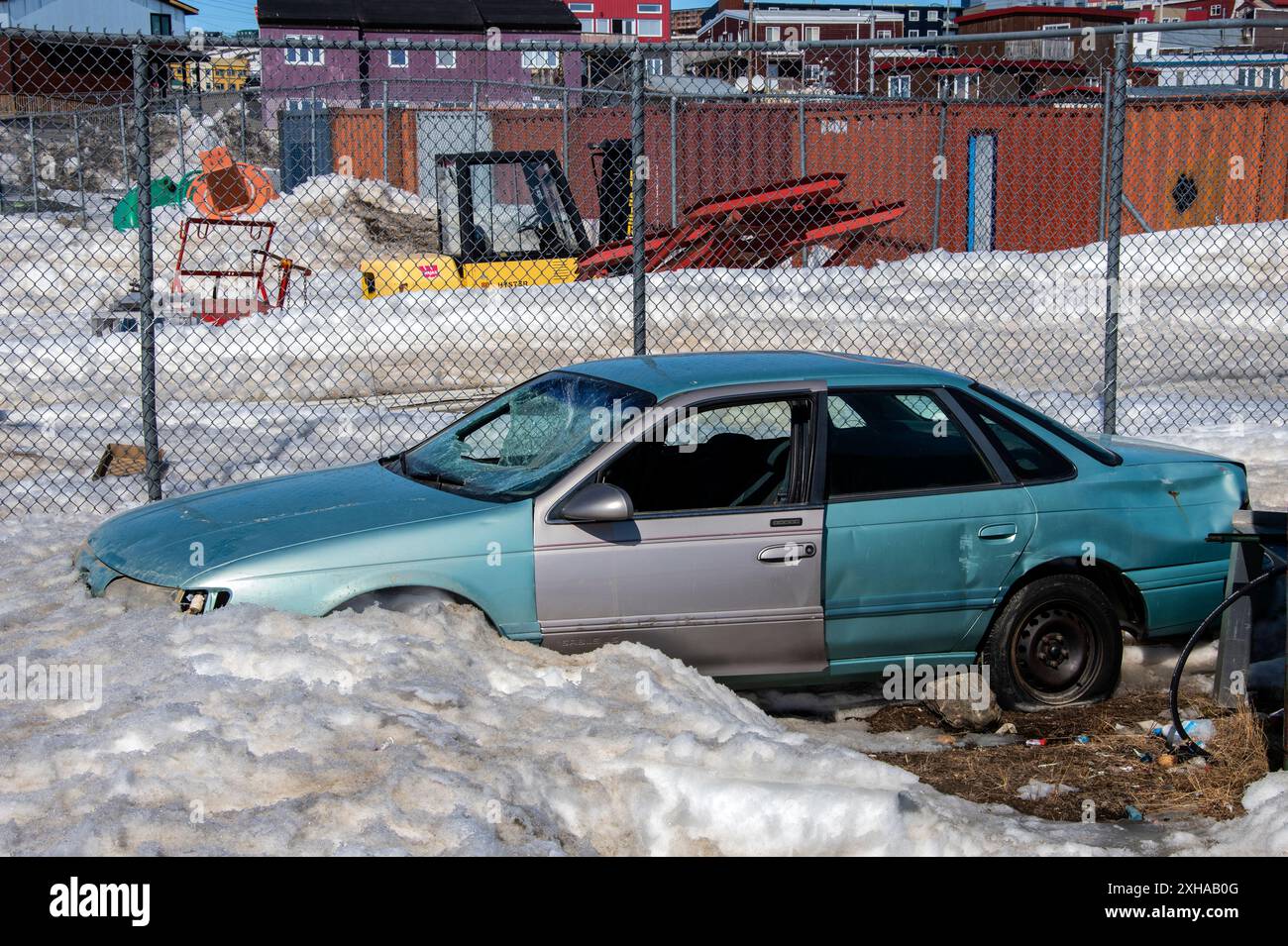 Das Auto ist im Eis gefroren am Strand der Frobisher Bay in Iqaluit, Nunavut, Kanada Stockfoto