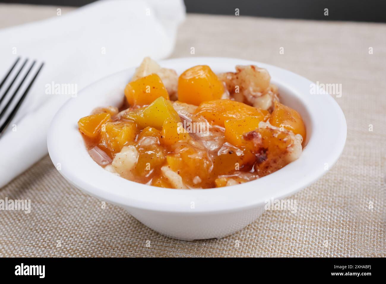 Eine Nahaufnahme einer Schüssel Pfirsichschuster. Stockfoto