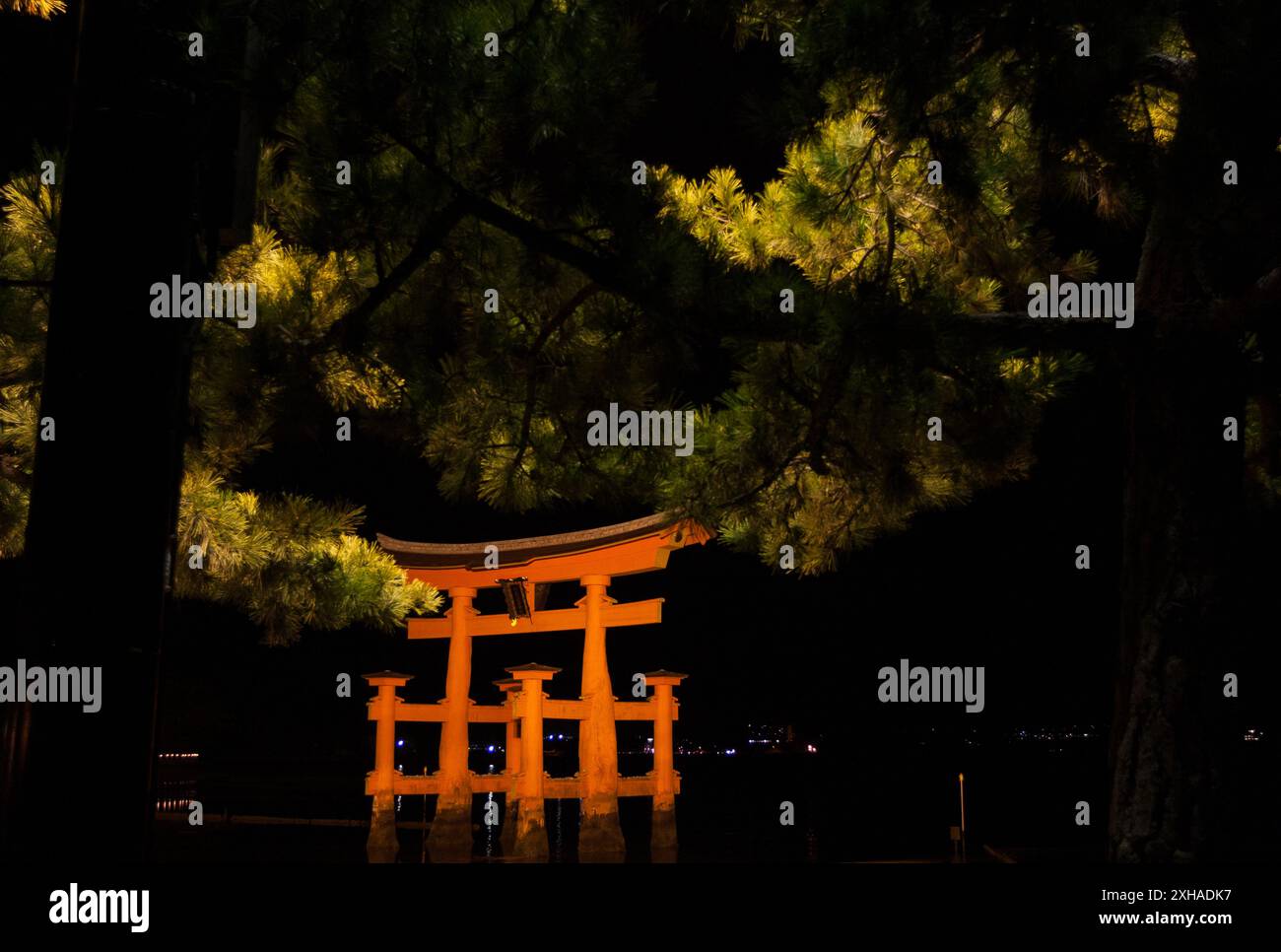 Das berühmte schwimmende Torii-Tor am Itsukushima-Schrein auf der Insel Miyajima, beleuchtet bei Nacht. Hiroshima, Japan Stockfoto