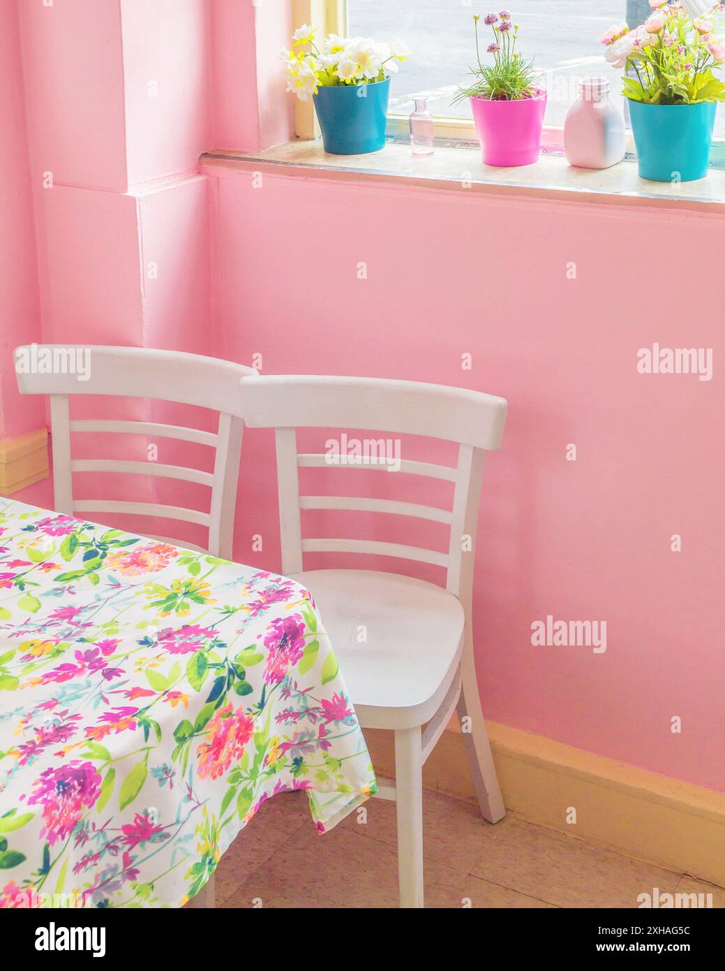 Tisch für zwei Stühle im pinkfarbenen Diner Café mit Tischdecke mit Blumenmuster in San Francisco, Kalifornien Stockfoto