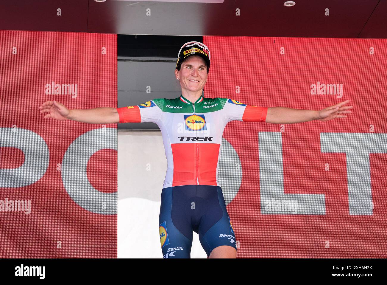 Chieti, Italien. Juli 2024. ELISA Longo Borghini aus Italien und Lidl-Trek Team auf dem Podium während der 6. Etappe der Giro d’Italia Women 2024 im Corso Marrucino. Quelle: SOPA Images Limited/Alamy Live News Stockfoto