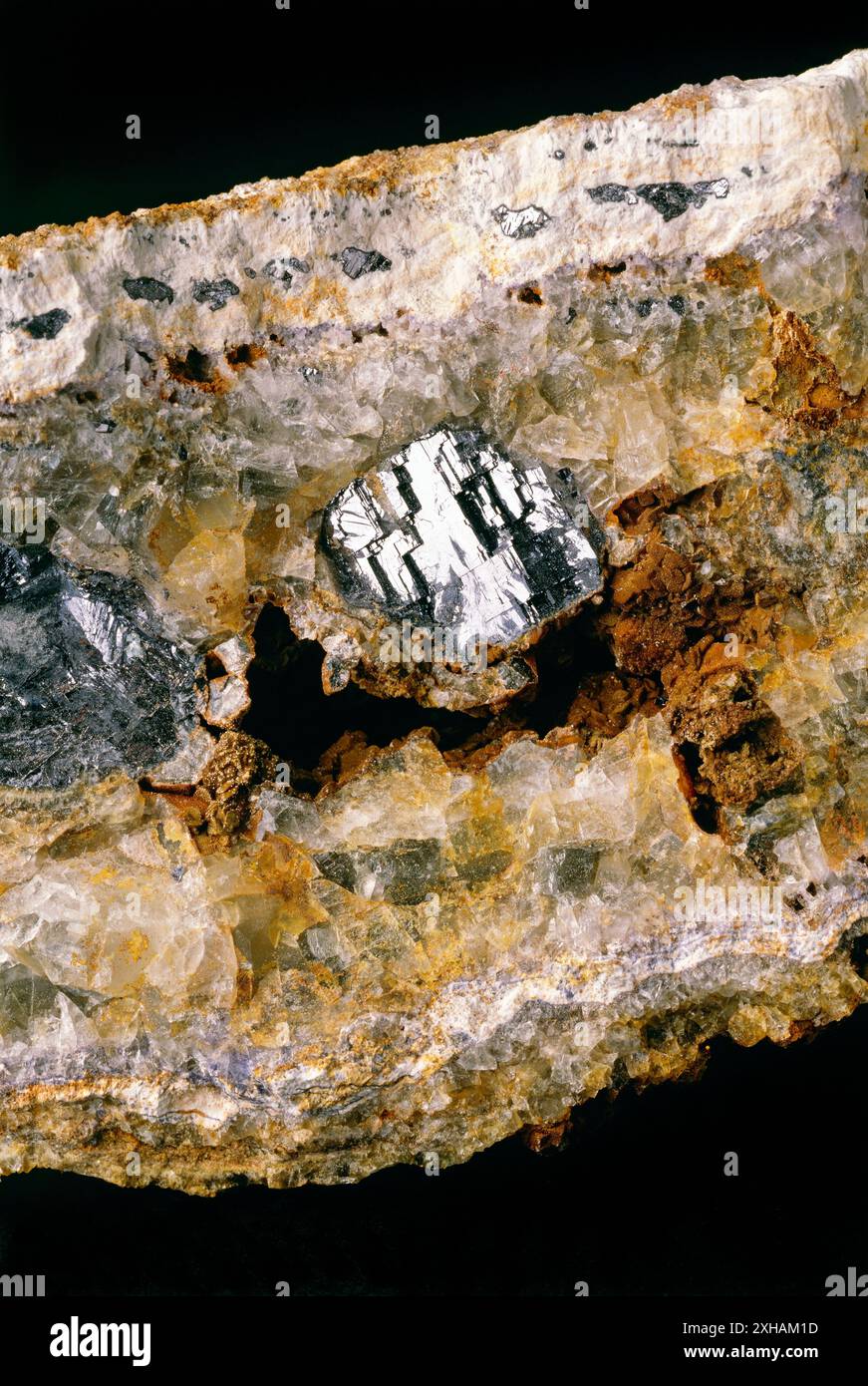 Galena. Wichtigste Blei Erz Mineral. Schönes Beispiel für Kristall des Minerals statt Galena in eine Vorpommersche mit Fluorit und Baryt Stockfoto
